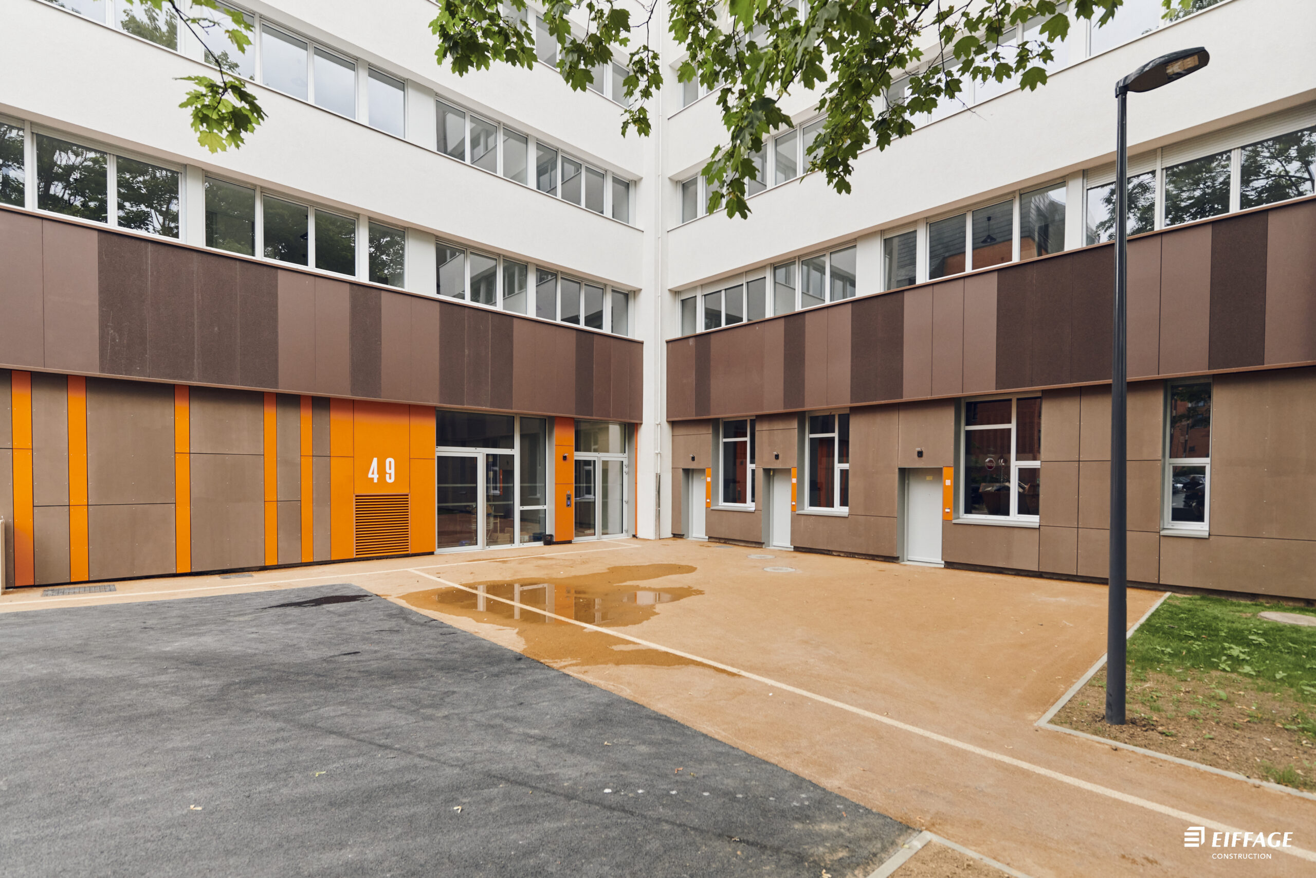 Cour de la résidence étudiante Vivaldi à Villeneuve-d’Ascq après réhabilitation, en août 2024