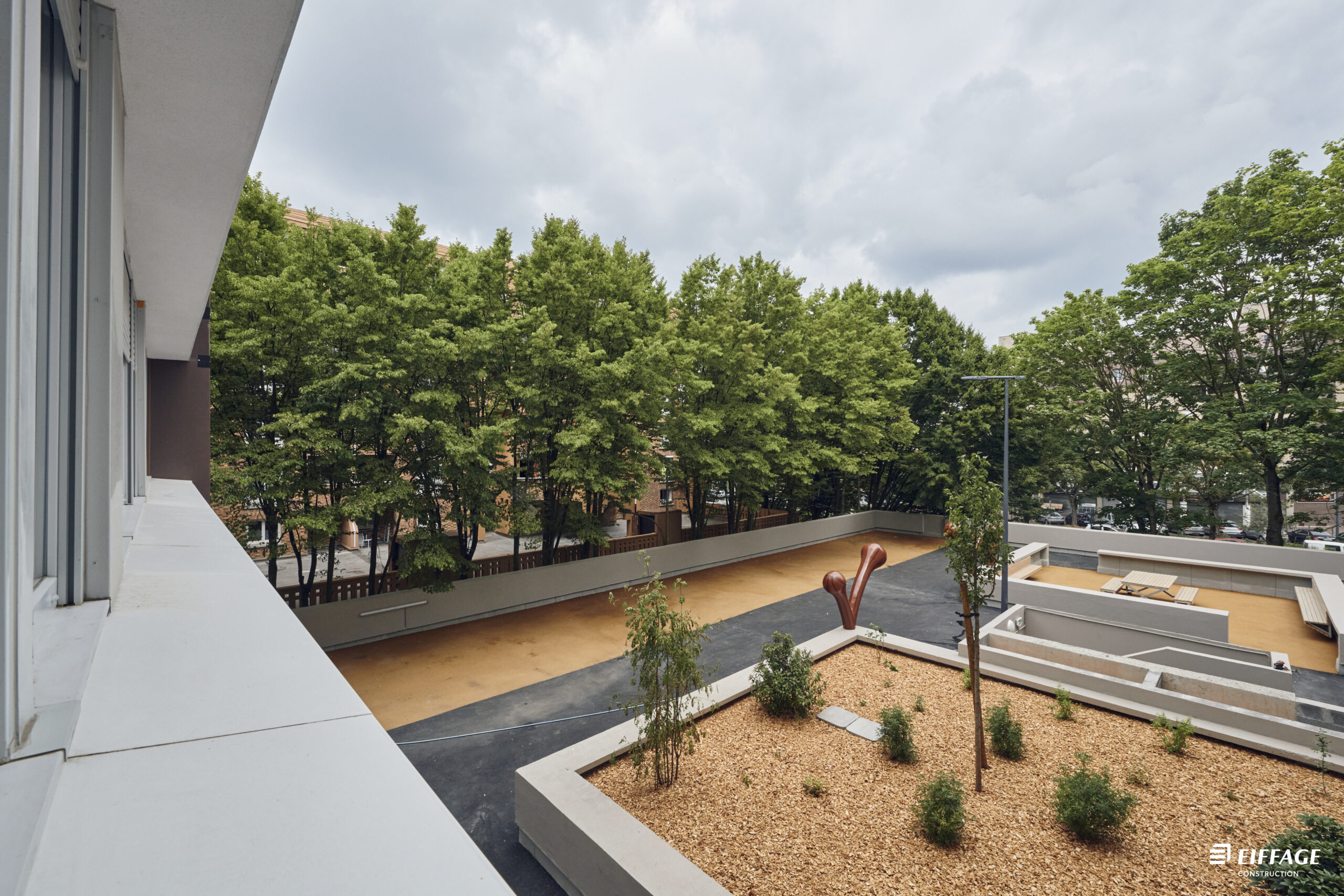 Cour paysagère de la résidence étudiante Vivaldi à Villeneuve-d’Ascq après réhabilitation, août 2024