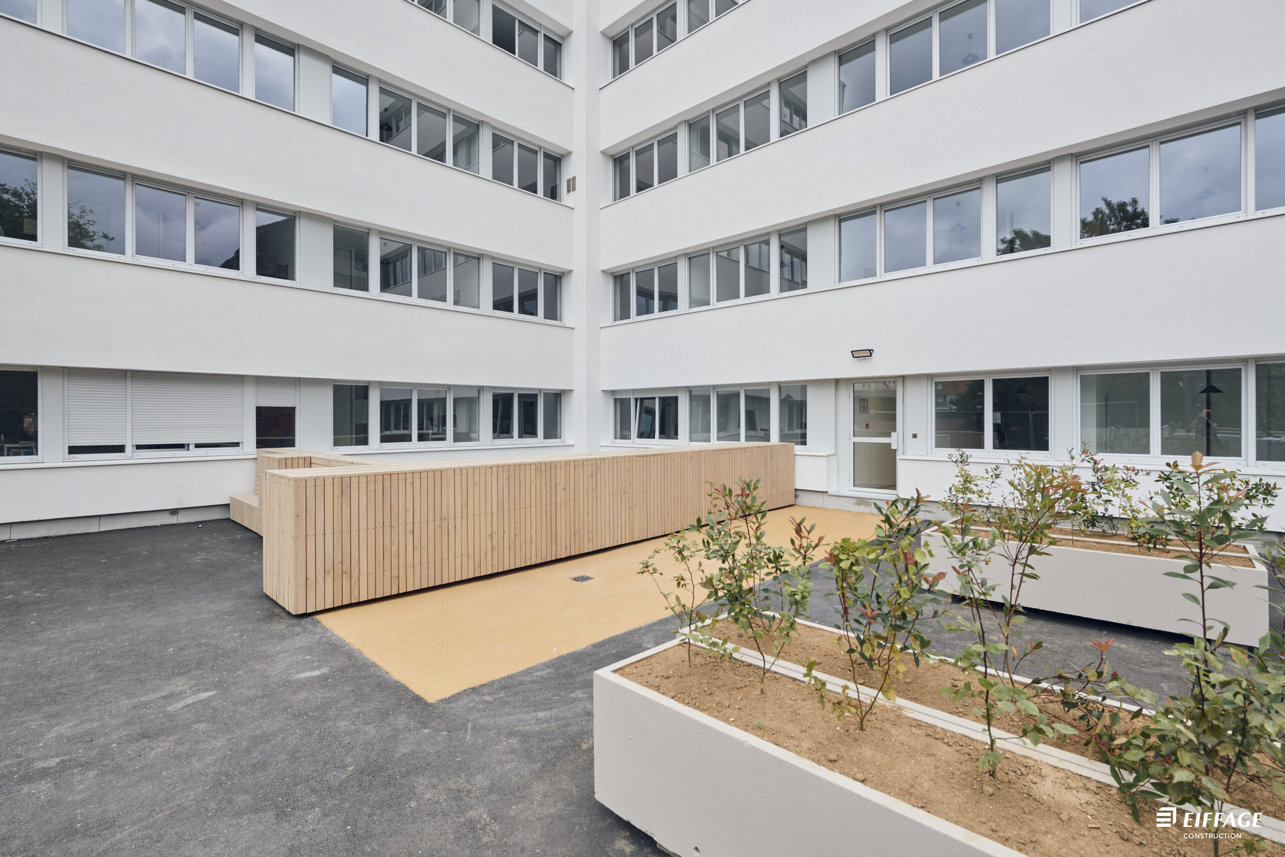 Cour paysagère de la résidence étudiante Vivaldi à Villeneuve-d’Ascq après réhabilitation, en 2024