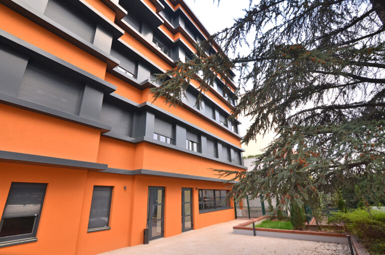 Façade rénovée de la résidence étudiante au 50 Rouget-de-Lisle à Suresnes, après travaux en août 2024