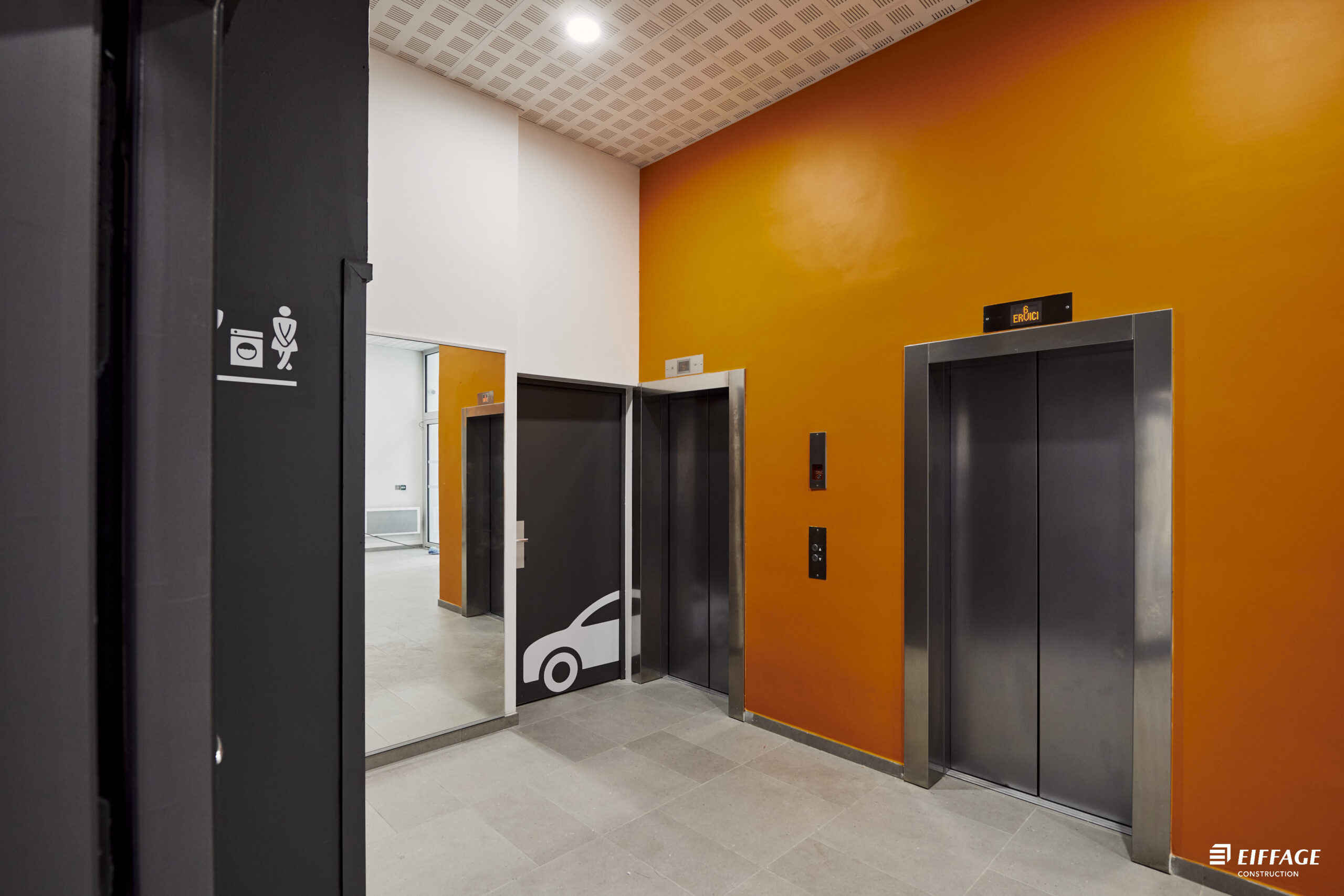 Hall d’ascenseurs de la résidence étudiante Vivaldi à Villeneuve-d’Ascq après réhabilitation, août 2024