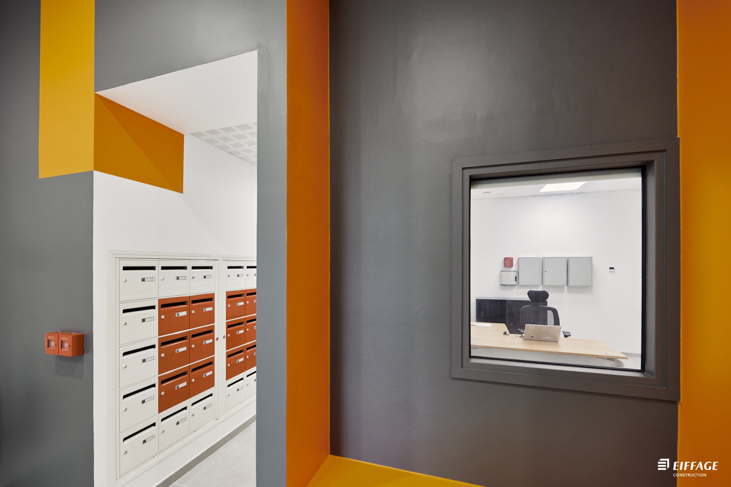 Hall gris et orange de la résidence étudiante Vivaldi à Villeneuve-d’Ascq après réhabilitation, août 2024