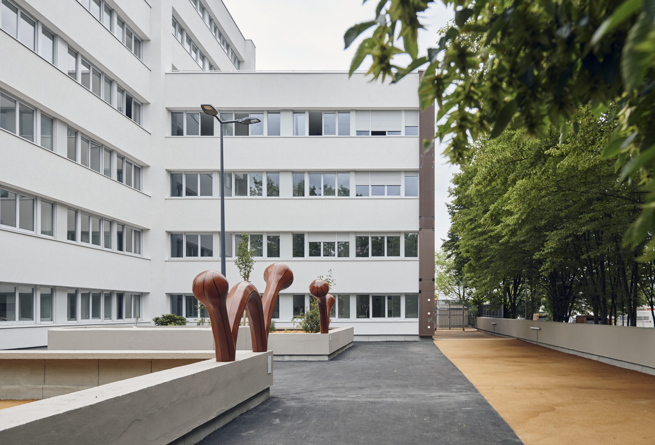 Résidence Vivaldi à Villeneuve-d’Ascq après réhabilitation, cour extérieure en août 2024