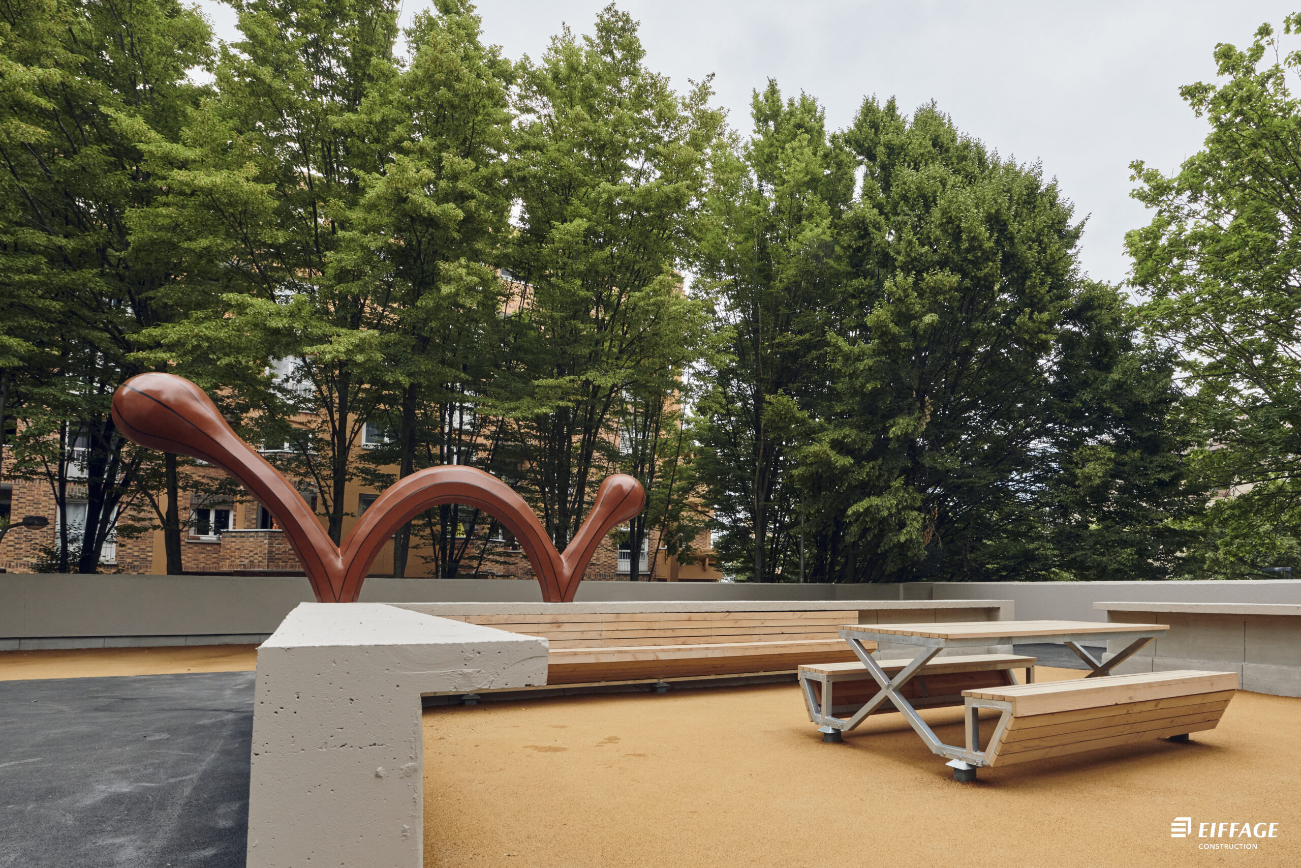 Terrasse avec transats et sculpture de la résidence étudiante Vivaldi à Villeneuve-d’Ascq, août 2024