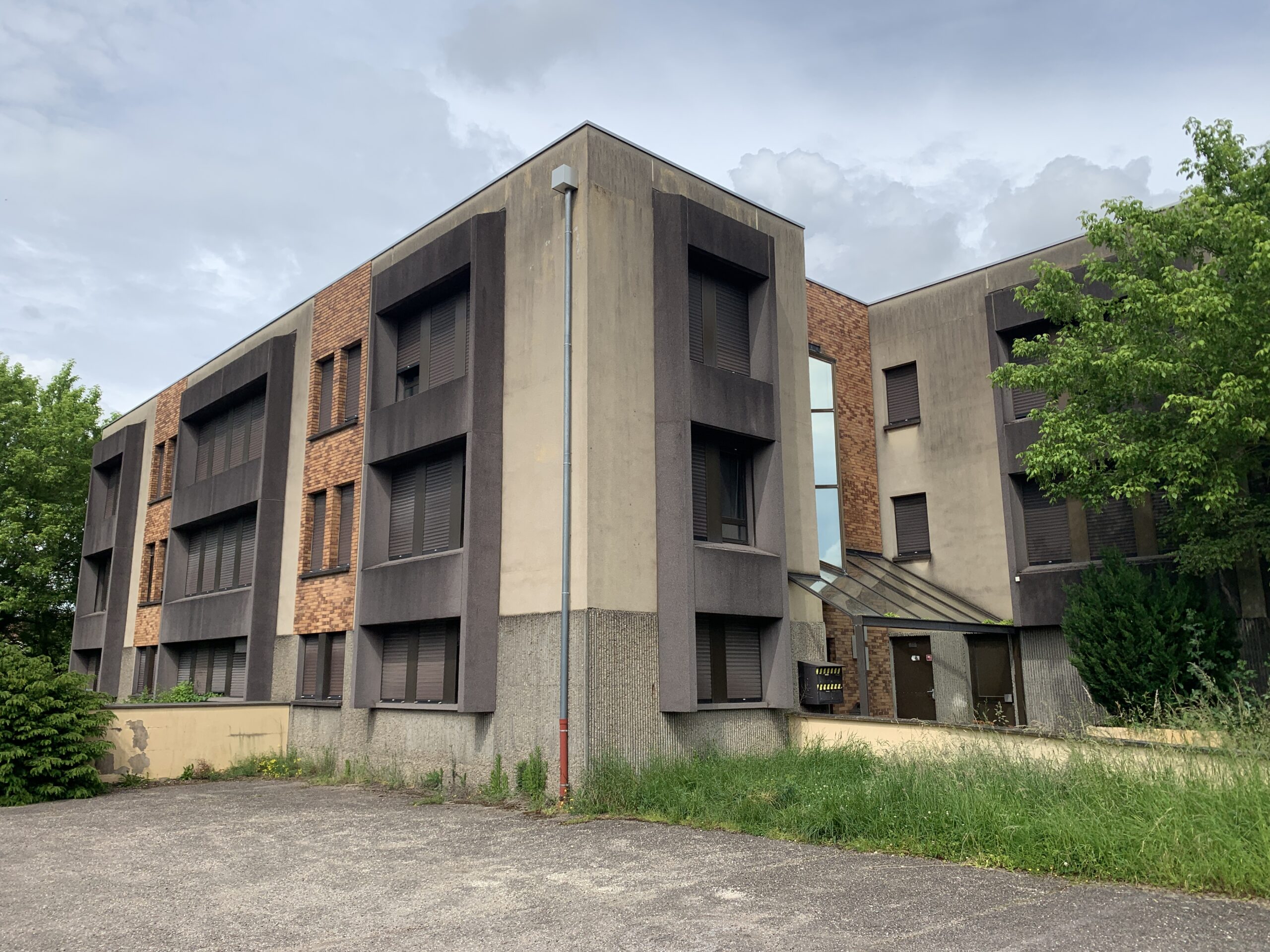 Ancienne agence bancaire à Longeville-lès-Metz, vue extérieure avant transformation en septembre 2024