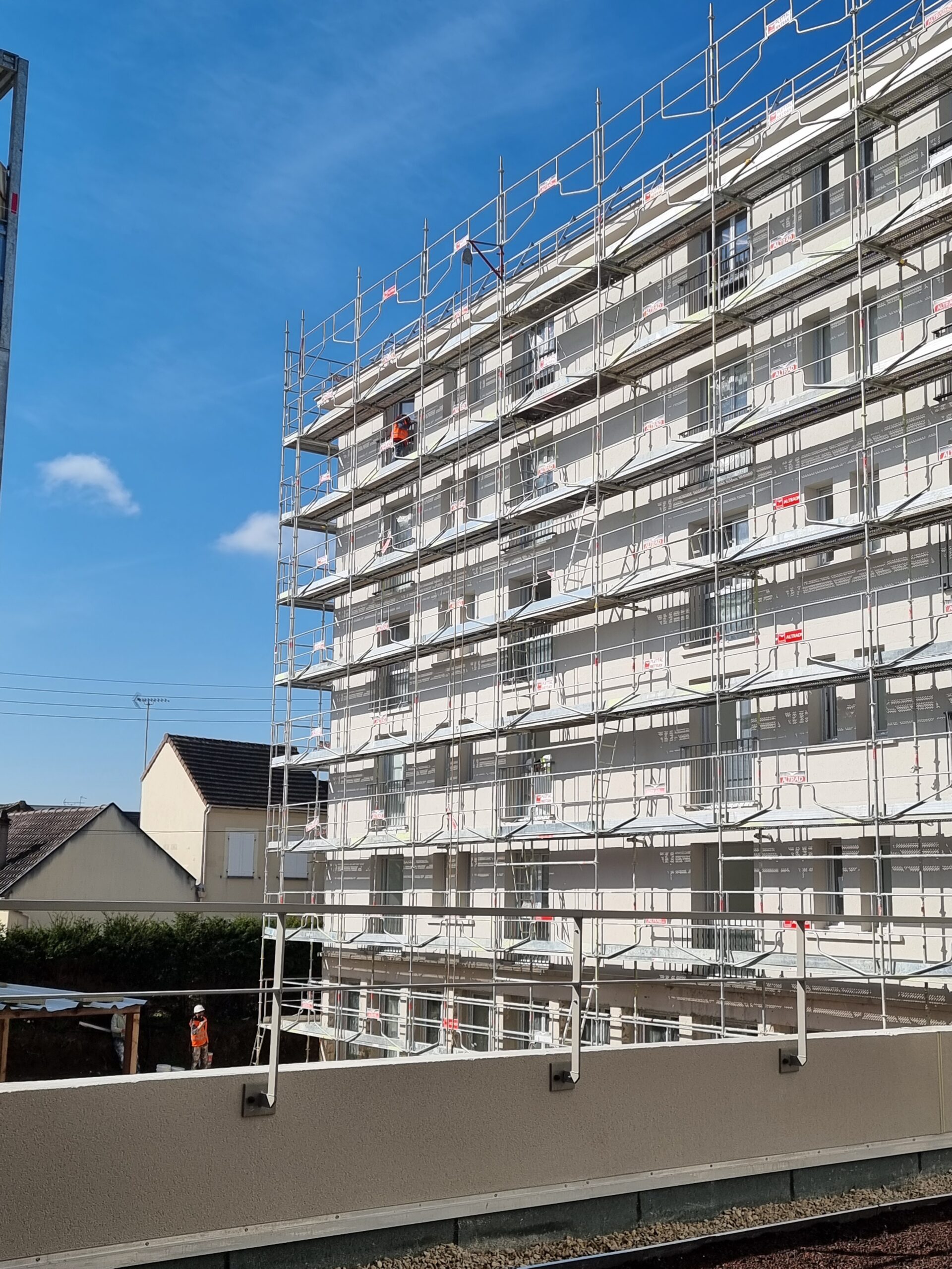 Chantier de la résidence Les Roses à Combs-la-Ville, façade sous échafaudages en septembre 2024