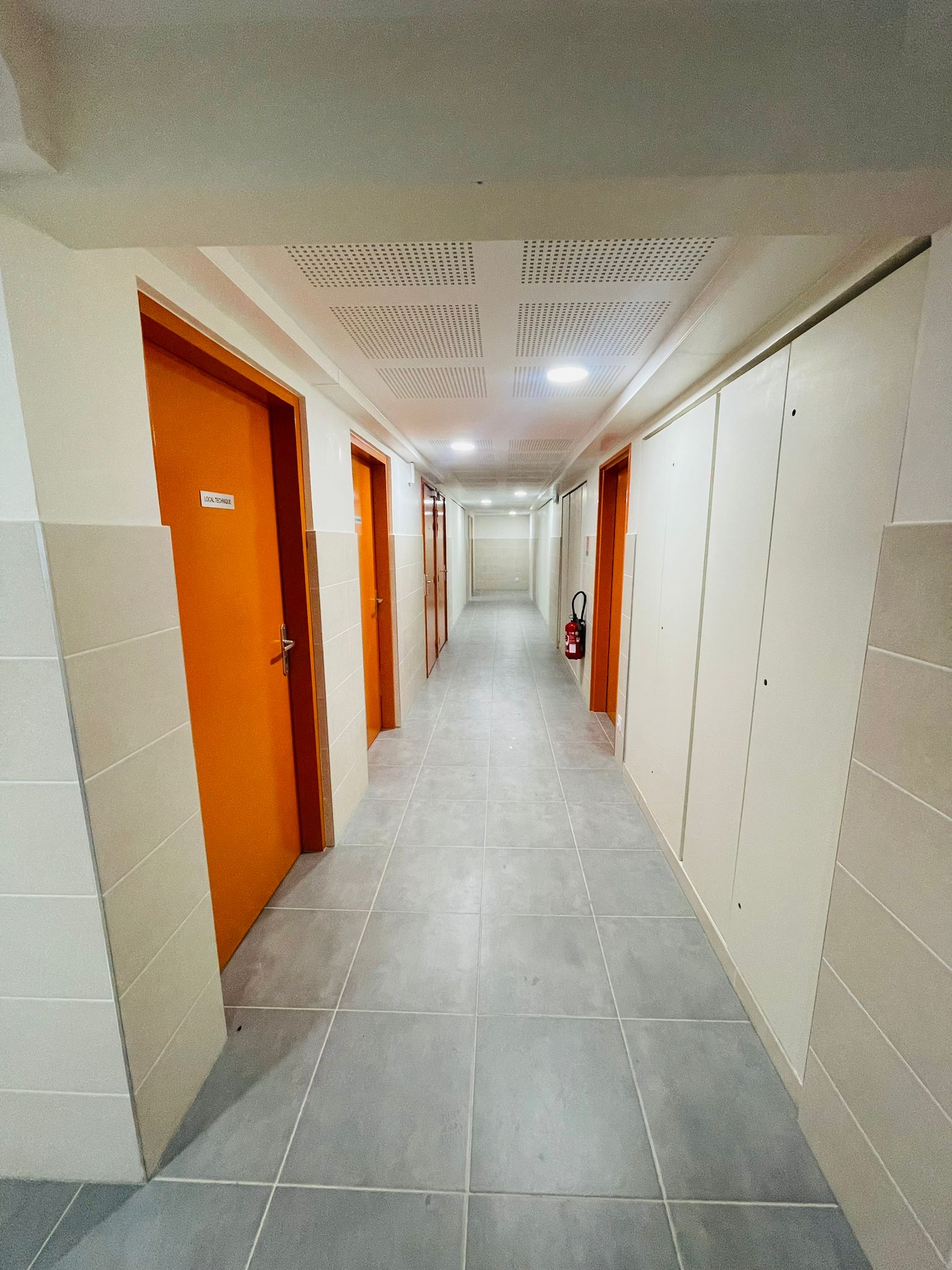 Couloir rénové de la résidence Les Roses à Combs-la-Ville après les travaux, en septembre 2024