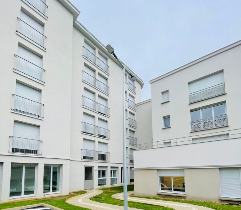 Cour intérieure rénovée de la résidence Les Roses à Combs-la-Ville, après transformation en septembre 2024