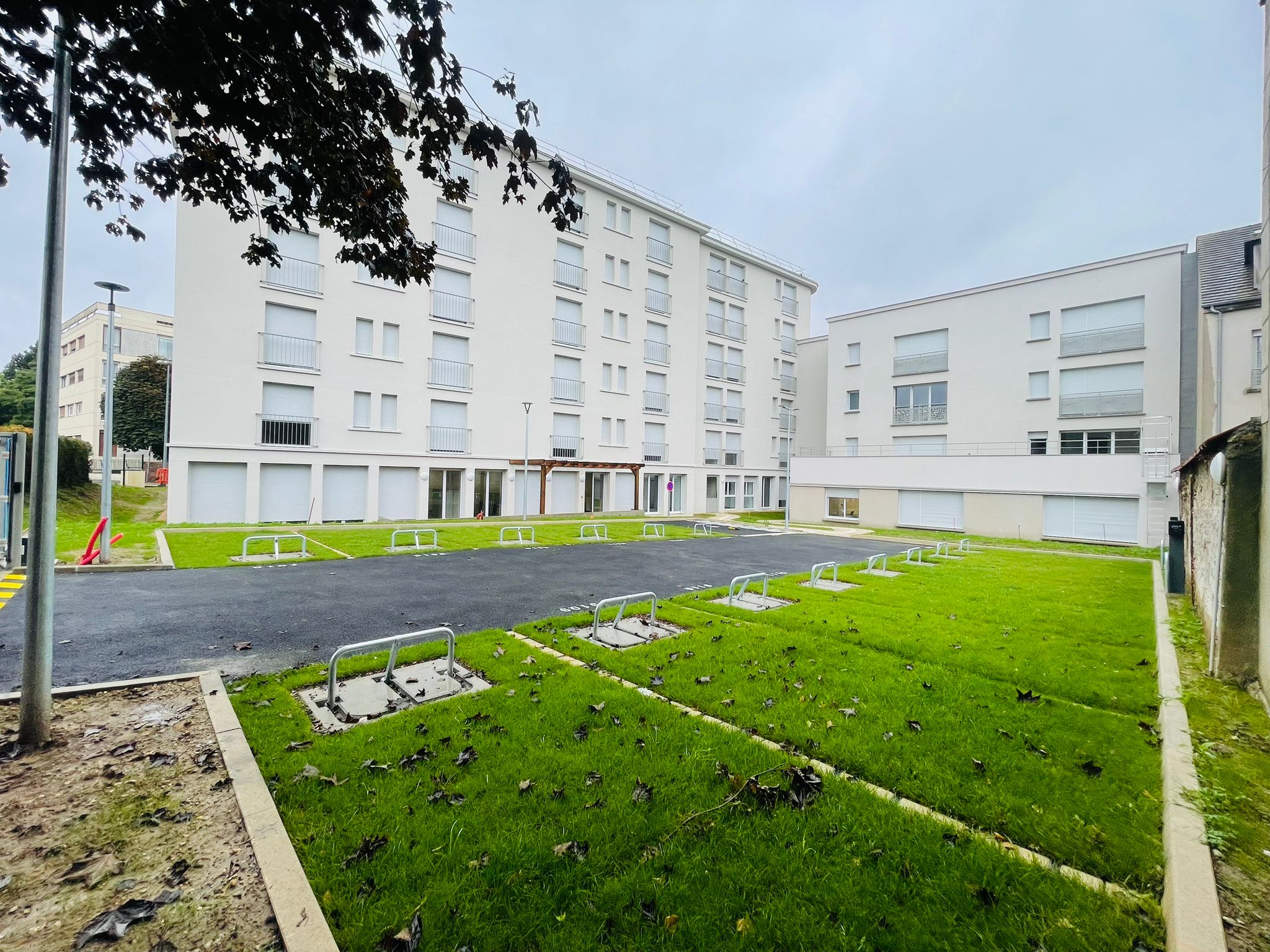 Cour paysagère de la Résidence Les Roses à Combs-la-Ville après transformation, septembre 2024
