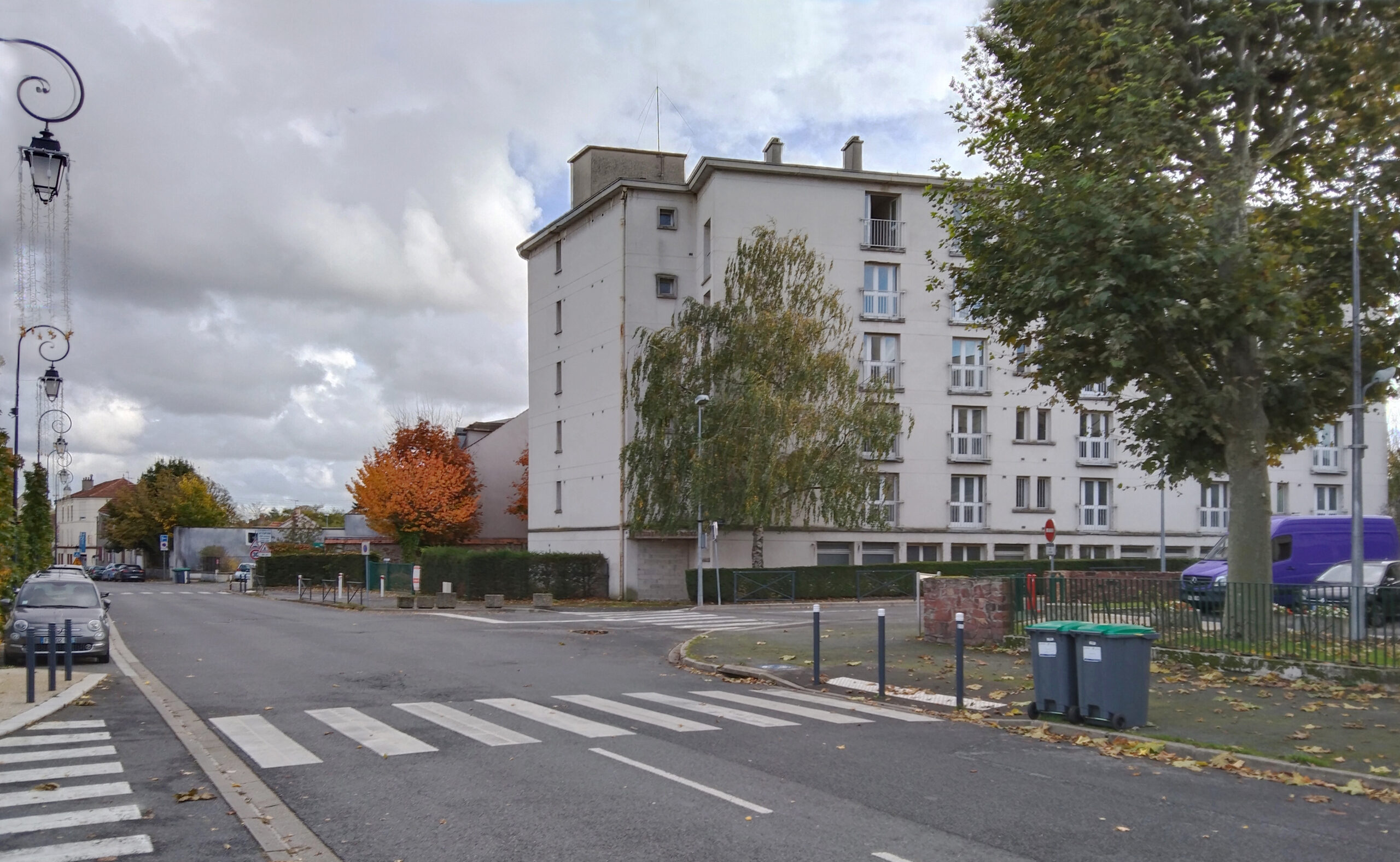 Façade de la résidence Les Roses à Combs-la-Ville avant sa transformation, en septembre 2024