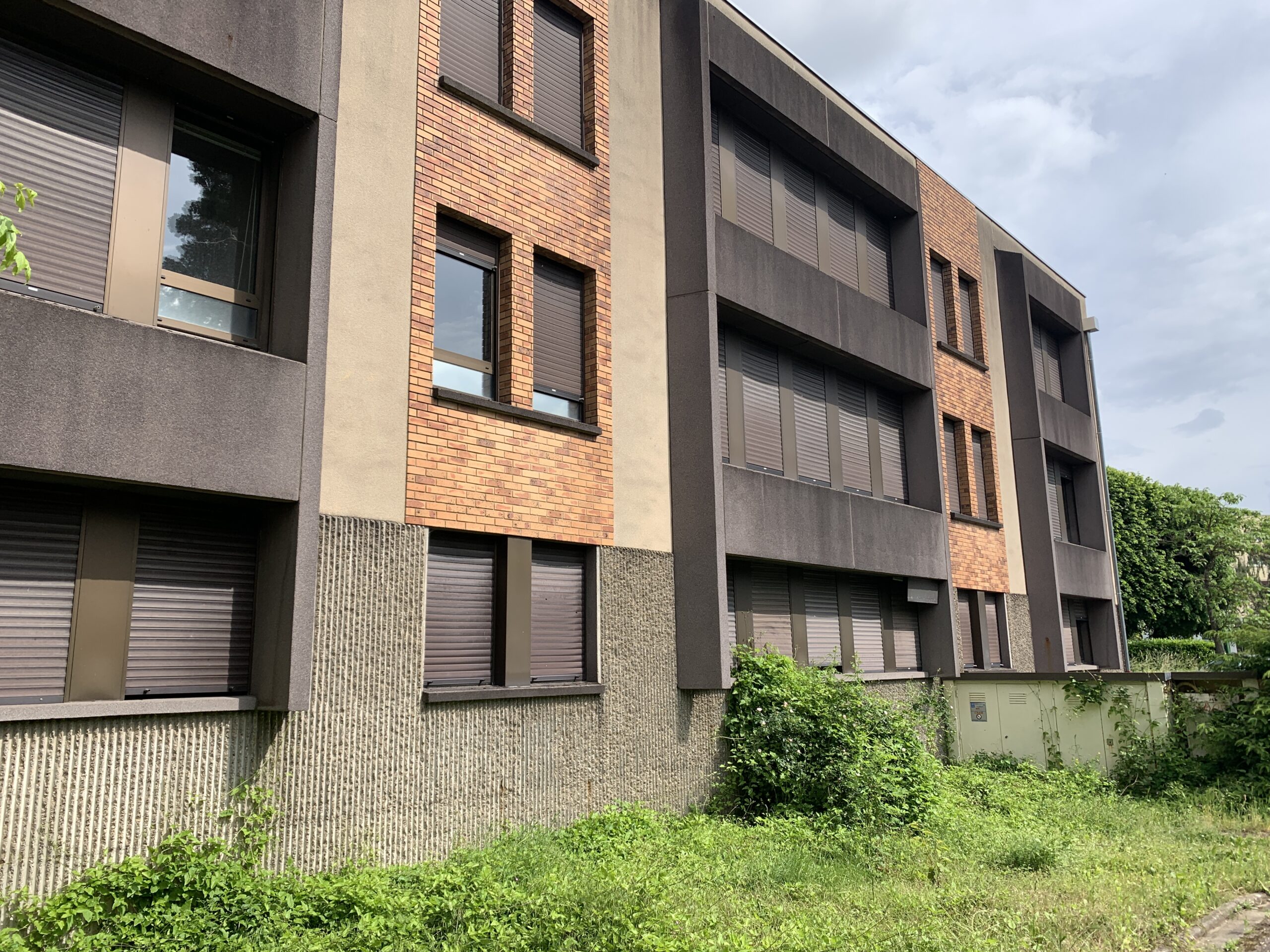 Façade de l’ancienne agence bancaire à Longeville-lès-Metz avant sa transformation, septembre 2024