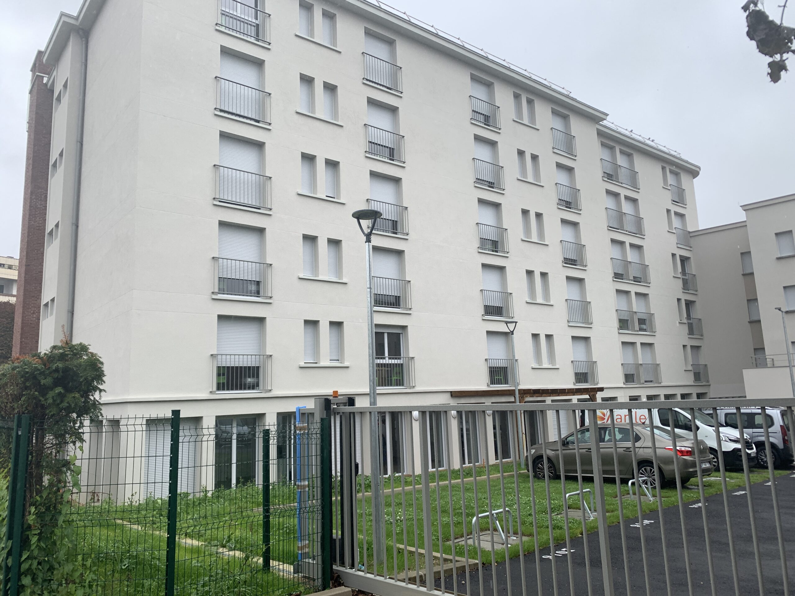 Façade extérieure de la résidence Les Roses à Combs-la-Ville après sa transformation, en septembre 2024
