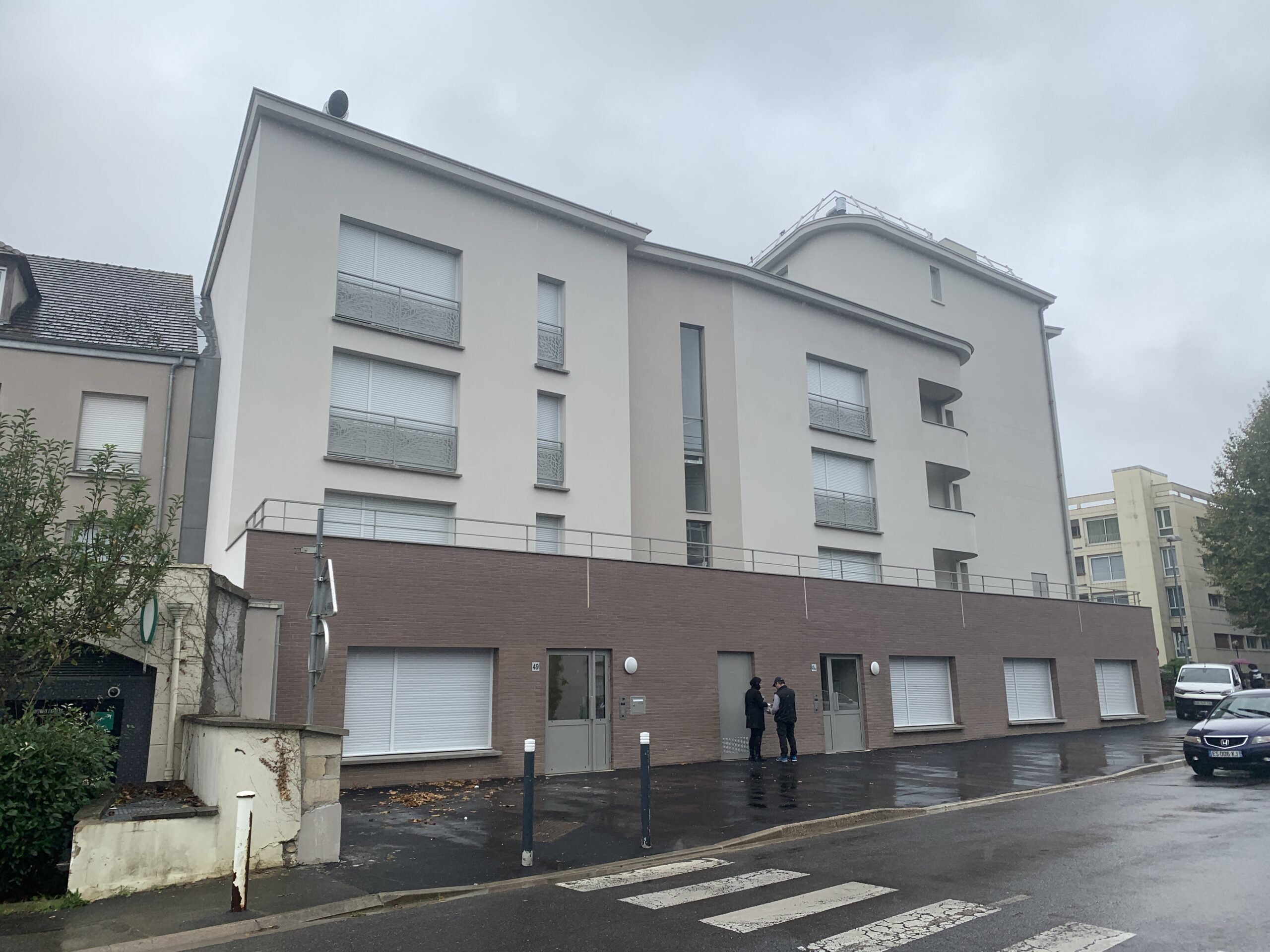 Façade sur rue de la résidence Les Roses à Combs-la-Ville après transformation, en septembre 2024