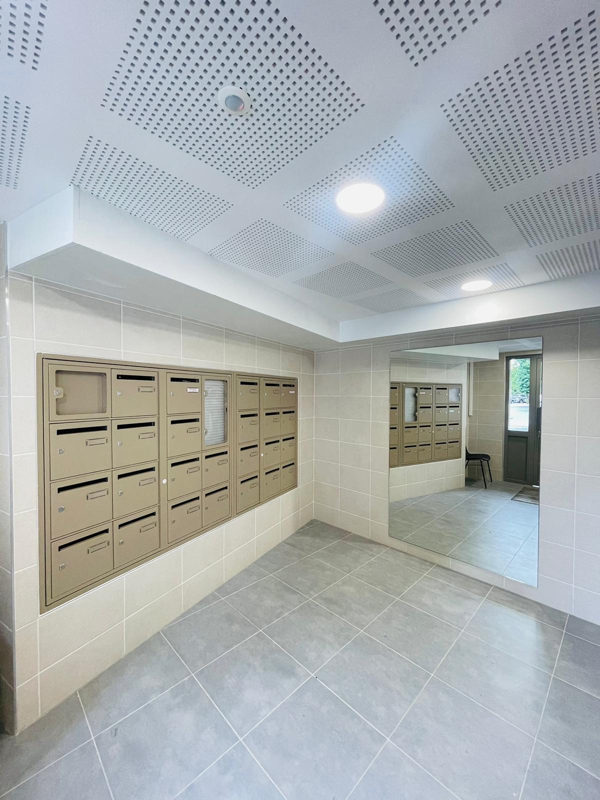 Hall rénové de la résidence Les Roses à Combs-la-Ville, avec rangées de boîtes aux lettres