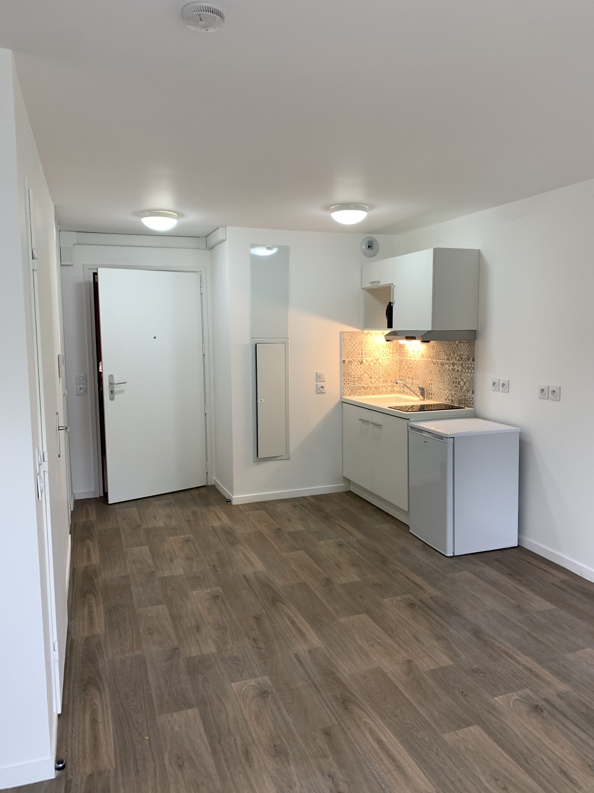Kitchenette d’un logement de la résidence Les Roses à Combs-la-Ville après transformation, septembre 2024
