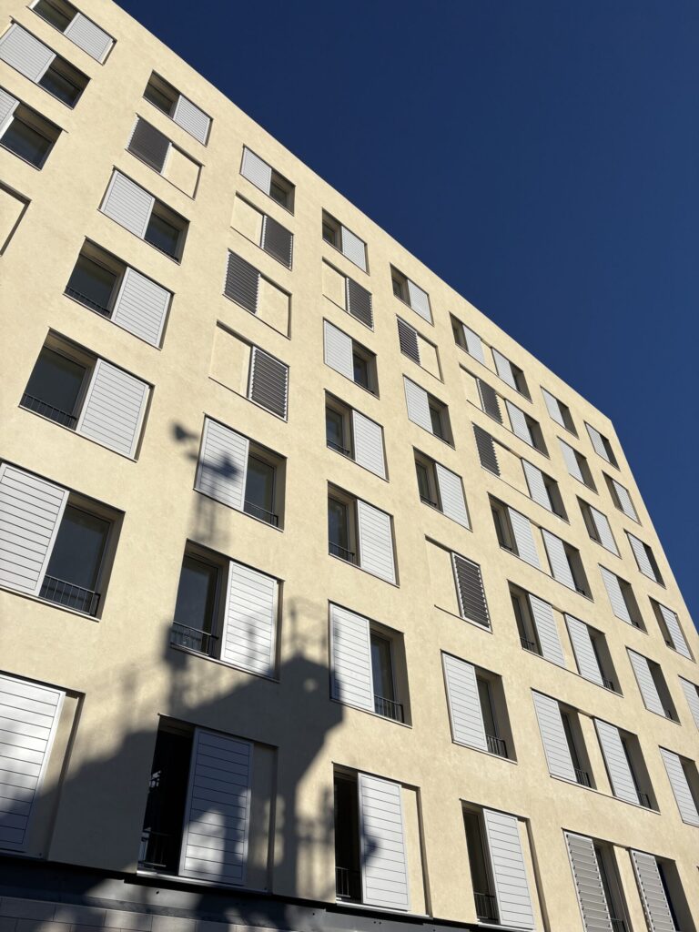 Façade de la résidence étudiante aménagée dans d’anciens bureaux à Nîmes, en septembre 2024
