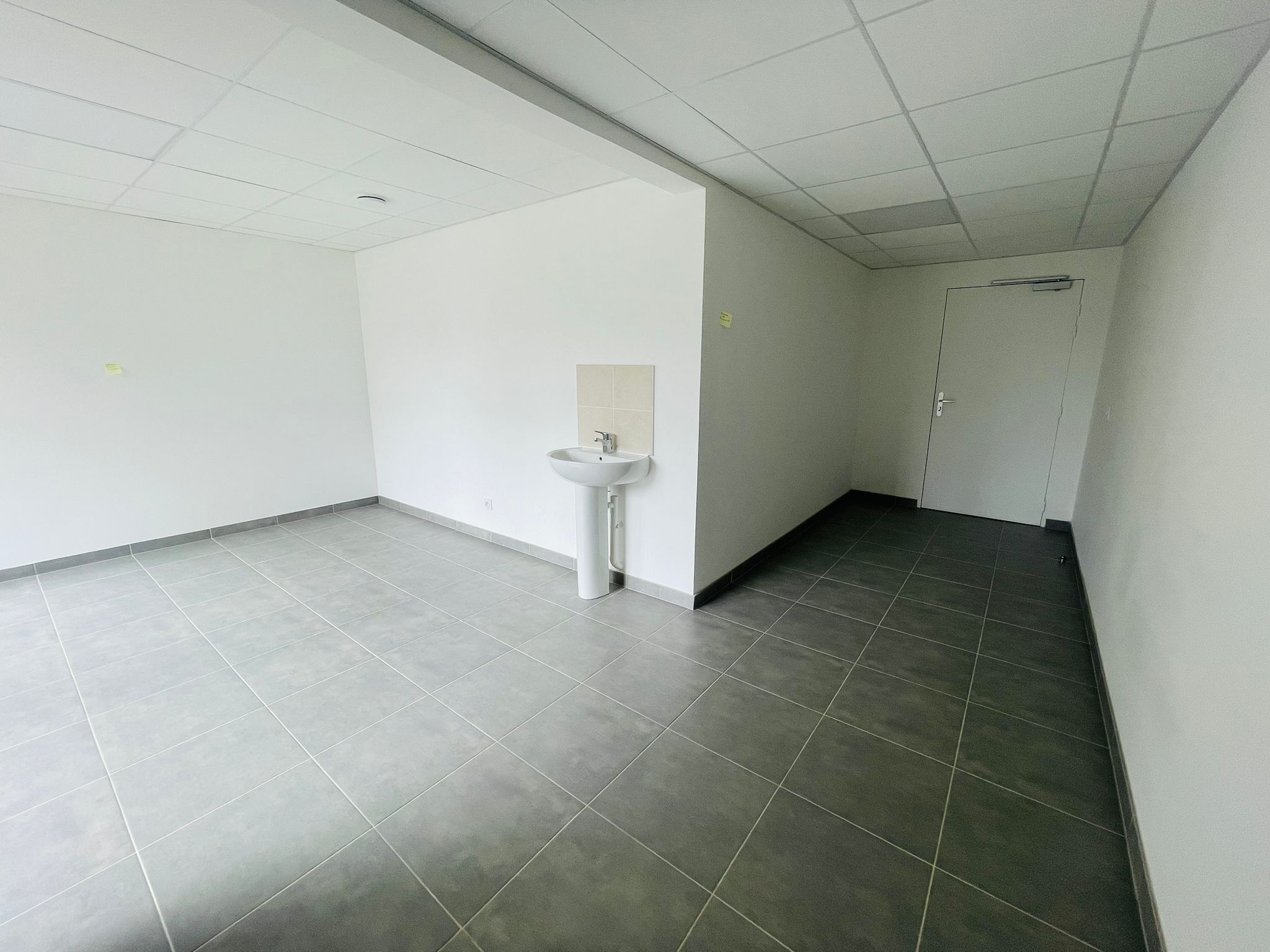 Pièce rénovée avec sol carrelé et lavabo à la résidence Les Roses de Combs-la-Ville, septembre 2024