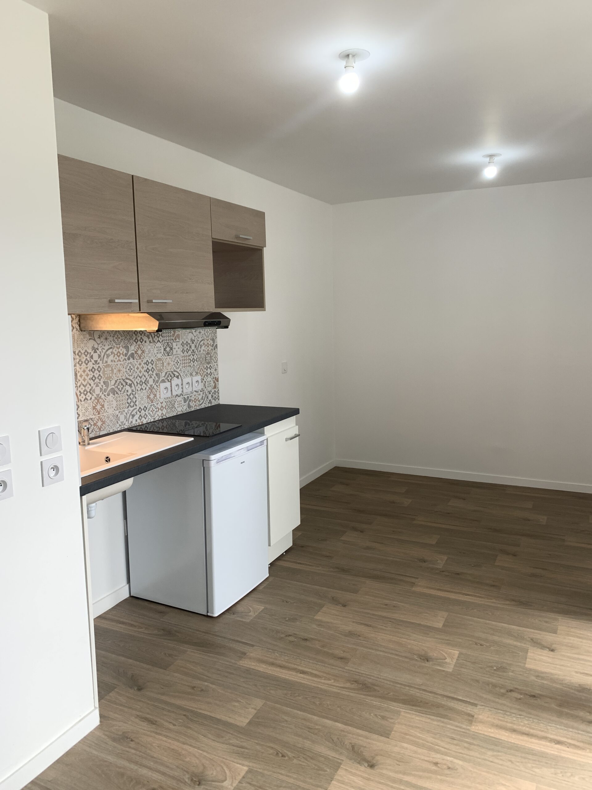 Kitchenette d’un logement de la résidence Les Roses à Combs-la-Ville après transformation, septembre 2024