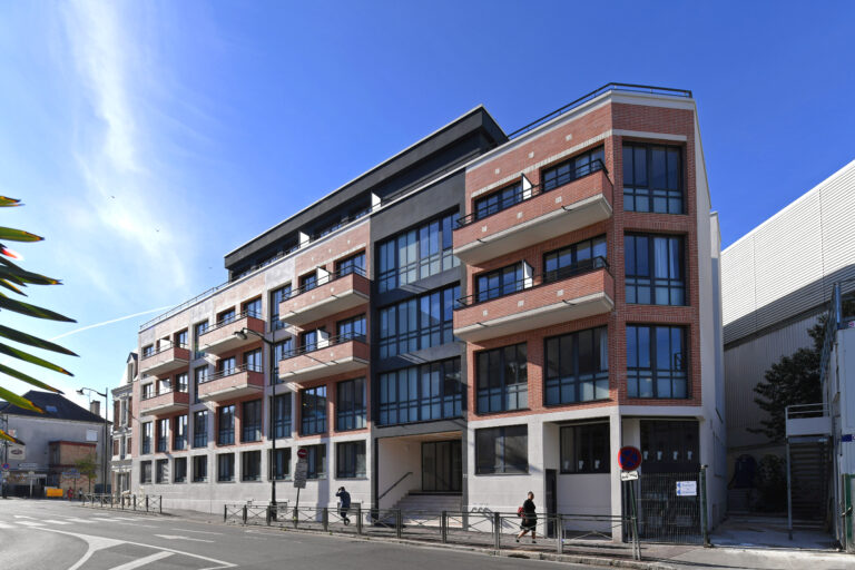 Façade rénovée de la résidence étudiante Darblay à Corbeil-Essonnes, le 4 septembre 2023