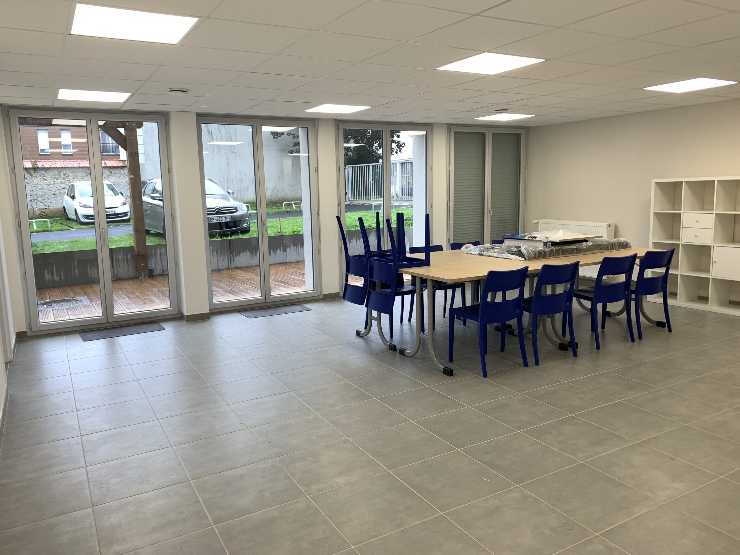Salle commune aménagée de la résidence Les Roses à Combs-la-Ville après transformation, septembre 2024