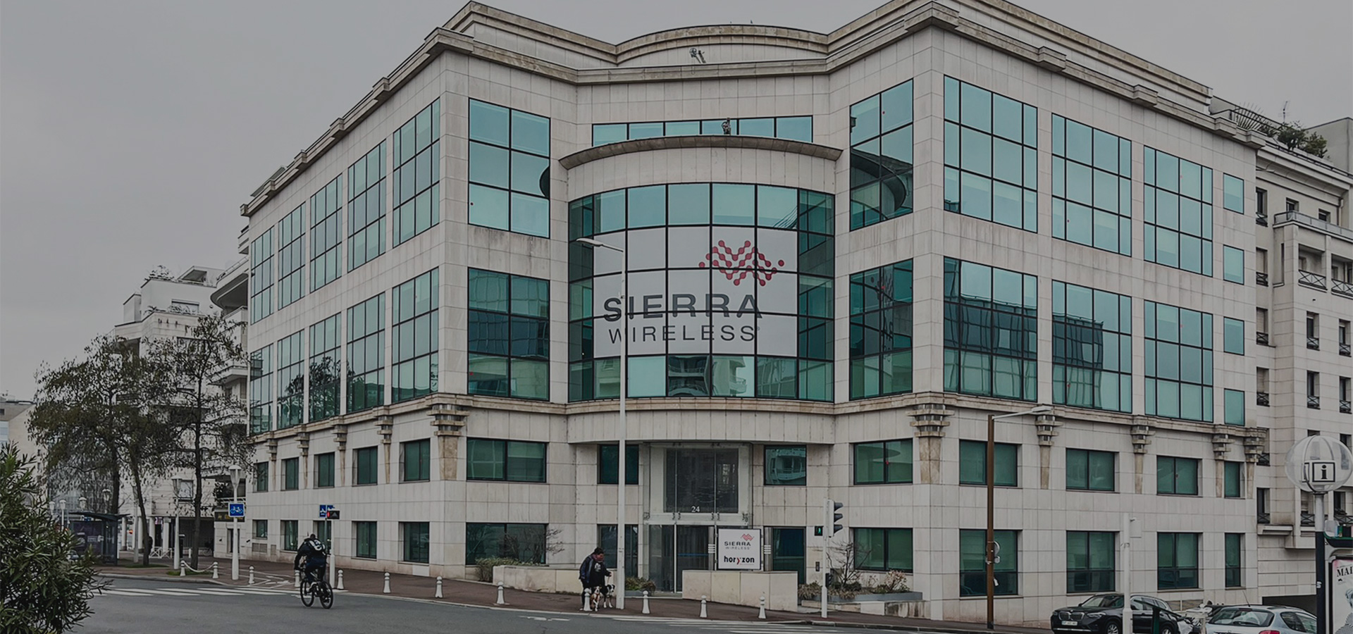 Photo d'un bâtiment avec des bureaux vides avant transformation