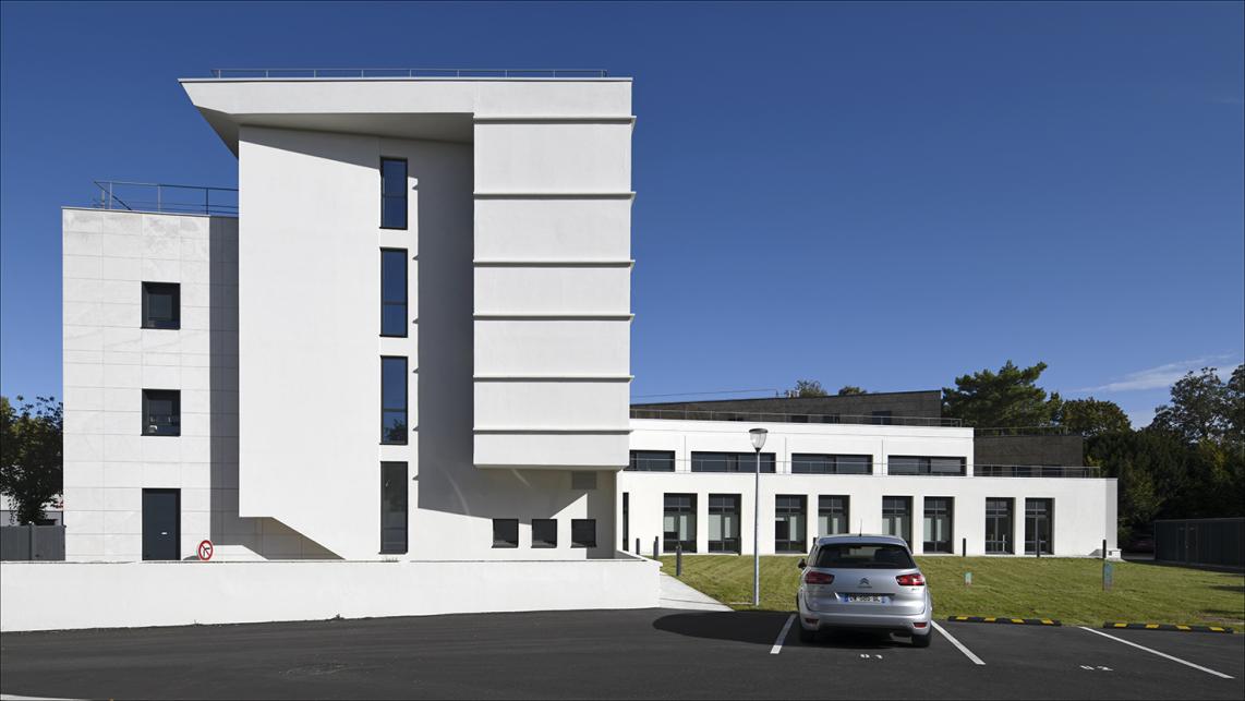 Bâtiment transformé en résidence étudiante et deux EICSP à Corbeil-Essonnes, vu depuis le parking