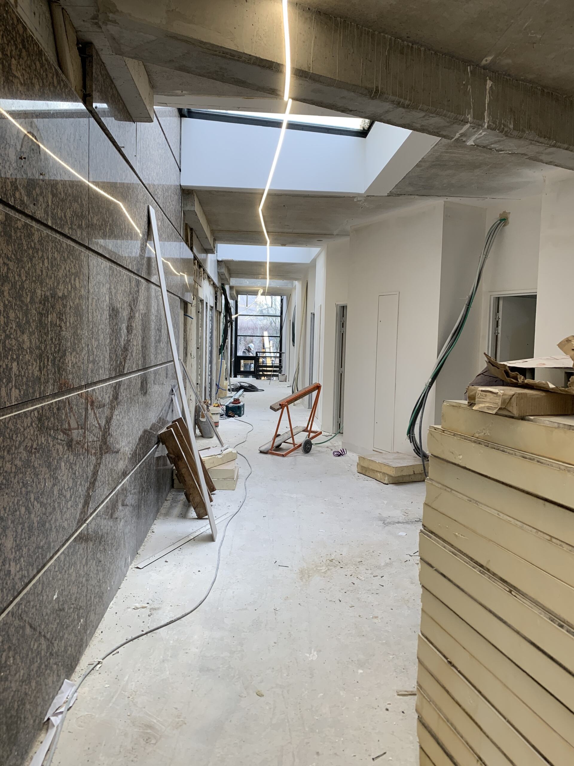 Couloir intérieur en rénovation sur le chantier Chantemerle, éclairé par des verrières