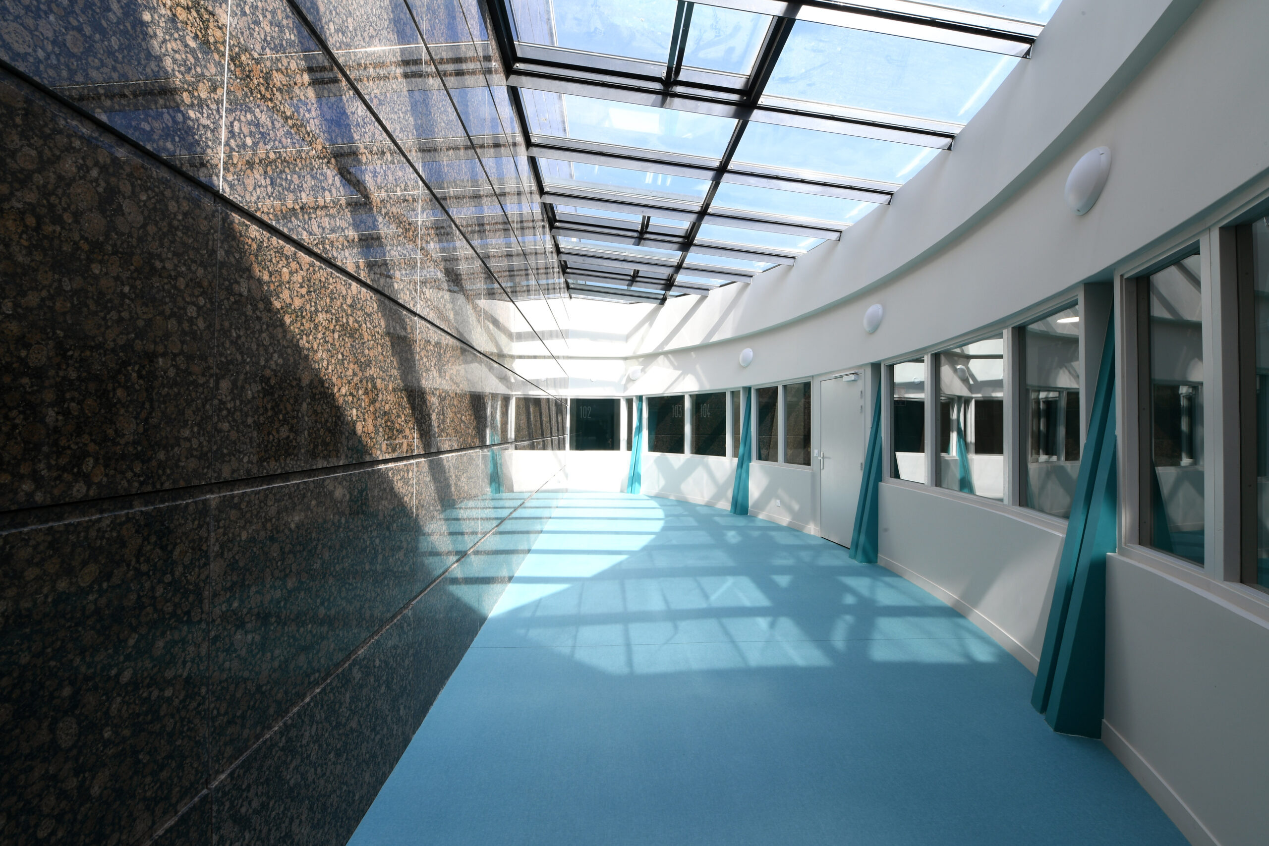 Couloir rénové de la résidence étudiante avenue de Chantemerle à Corbeil-Essonnes, le 3 juin 2024
