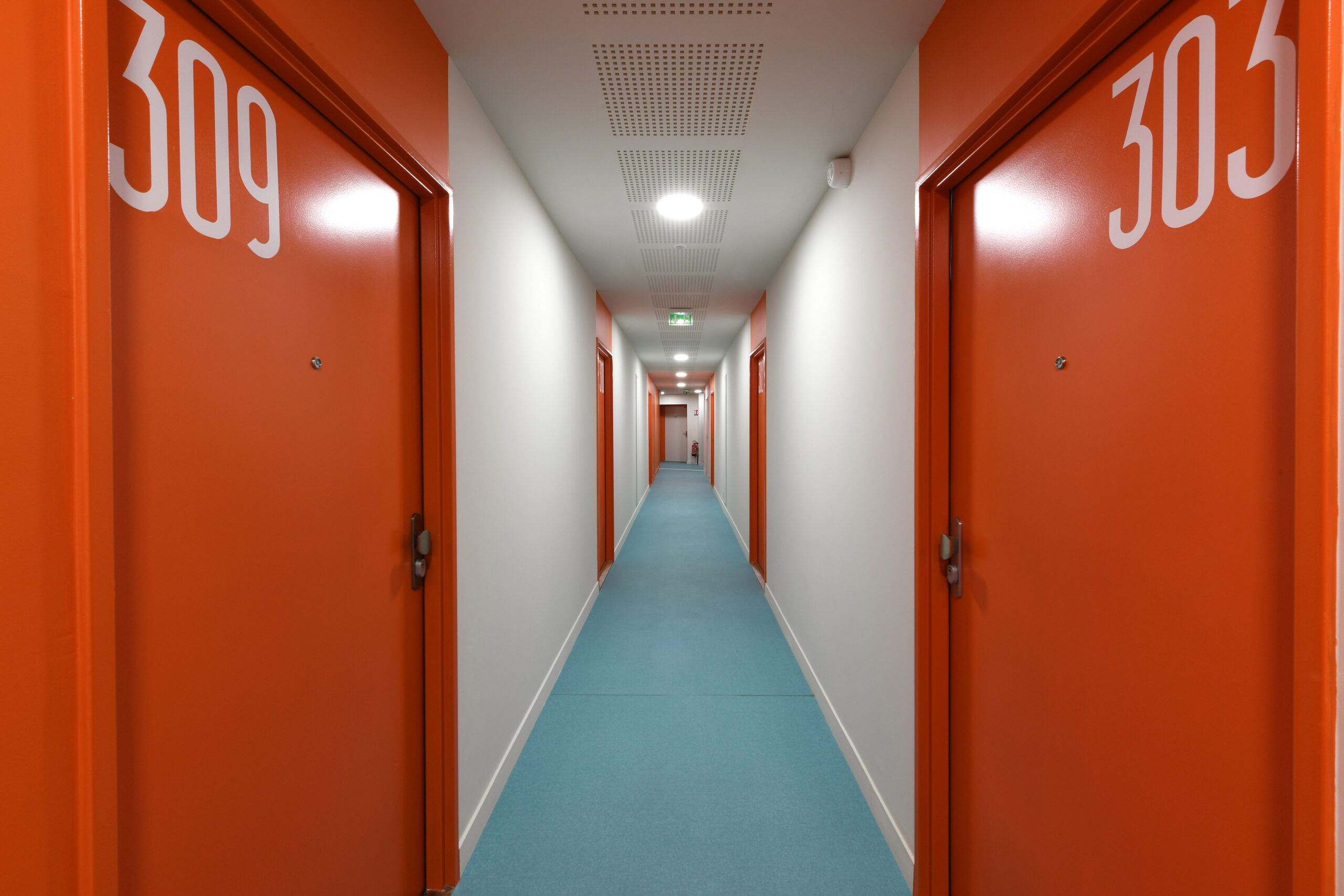 Couloir rénové de la résidence étudiante Chantemerle à Corbeil-Essonnes, le 3 juin 2024