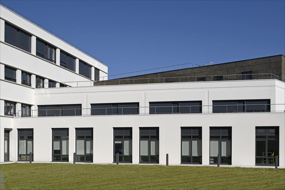 Ensemble de bureaux à Corbeil-Essonnes avant sa transformation en résidence étudiante et deux EICSP