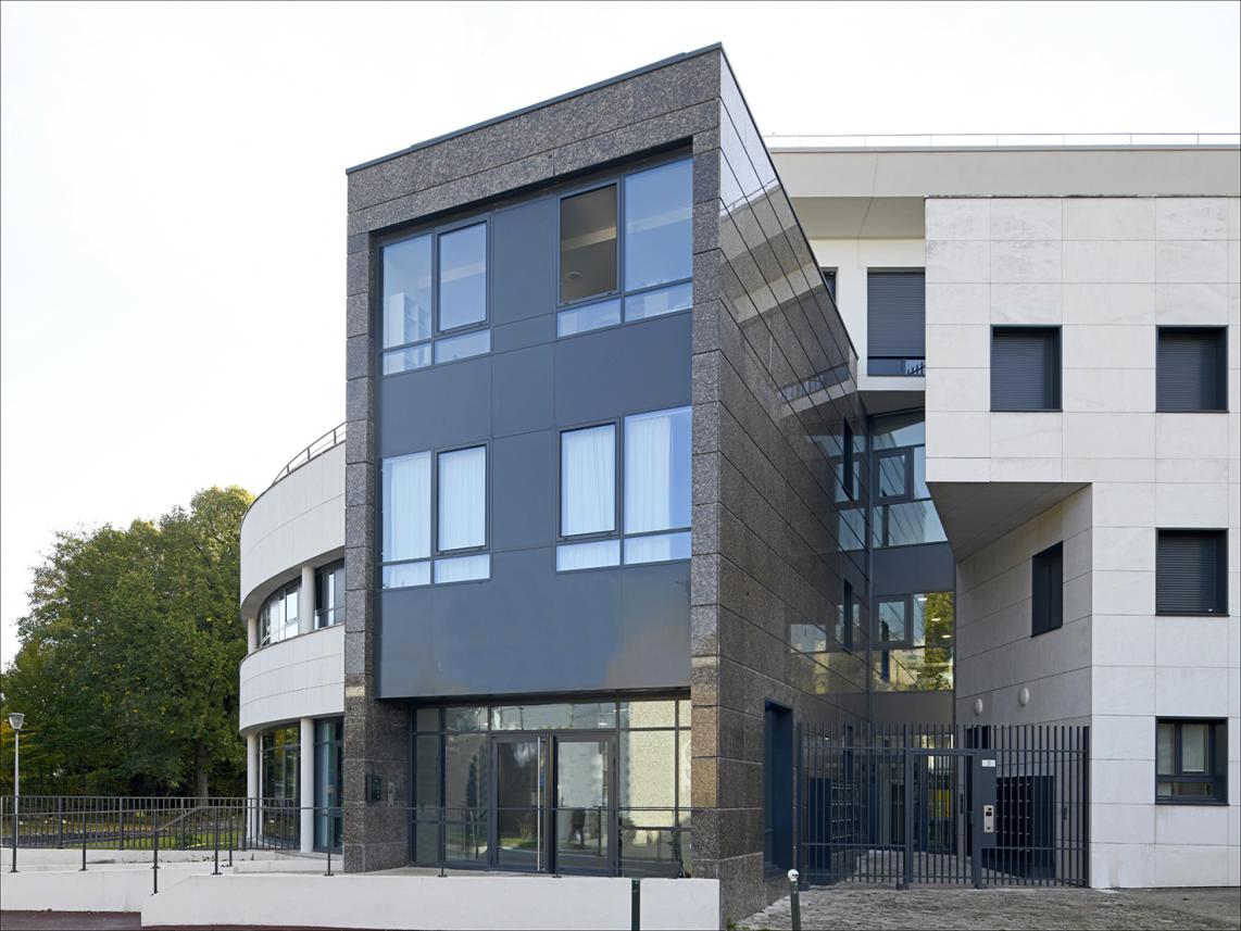 Ensemble de bureaux à Corbeil-Essonnes destiné à devenir une résidence étudiante et deux EICSP
