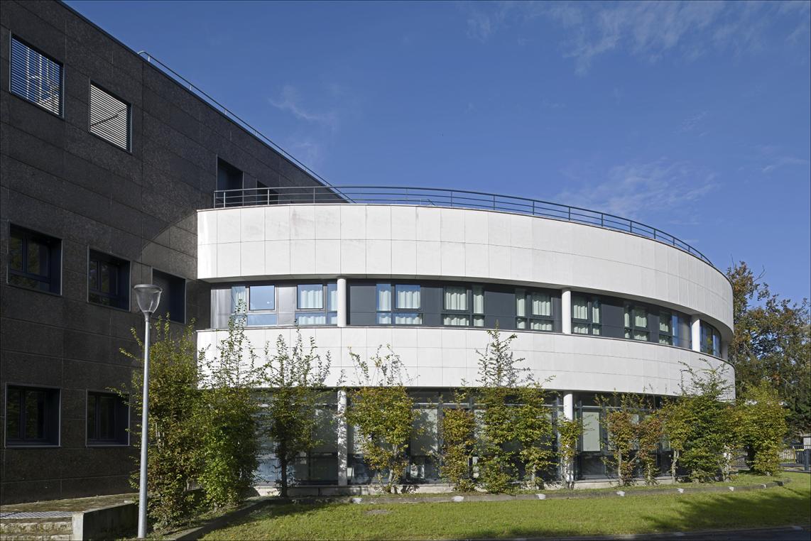 Façade courbe de bureaux à Corbeil-Essonnes avant leur transformation en résidence étudiante