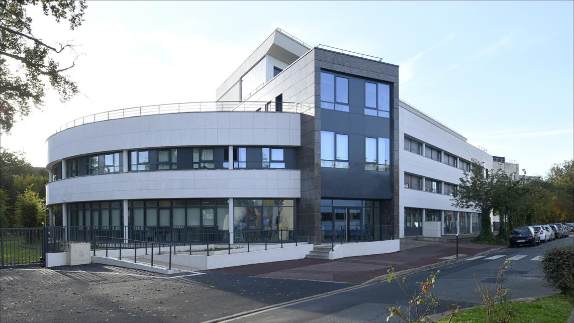 Façade de bureaux à Corbeil-Essonnes avant leur transformation en résidence étudiante et deux EICSP