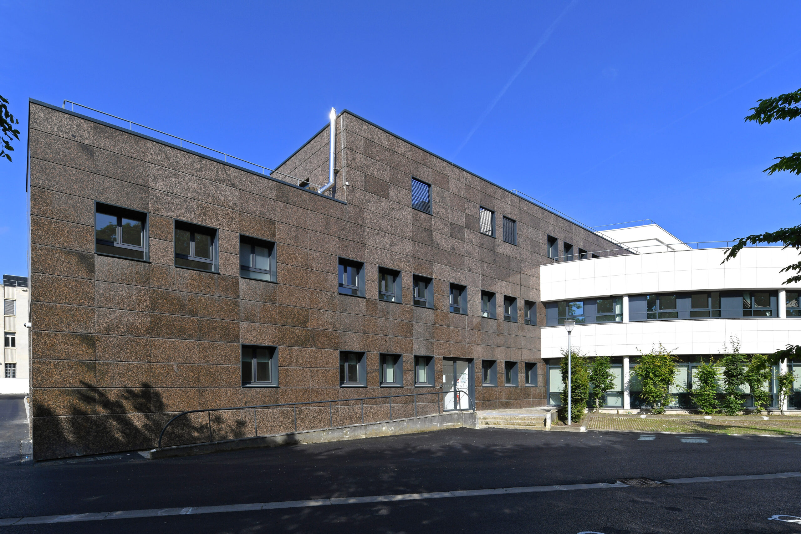 Façade de la résidence étudiante avenue de Chantemerle à Corbeil-Essonnes, après travaux le 3 juin 2024