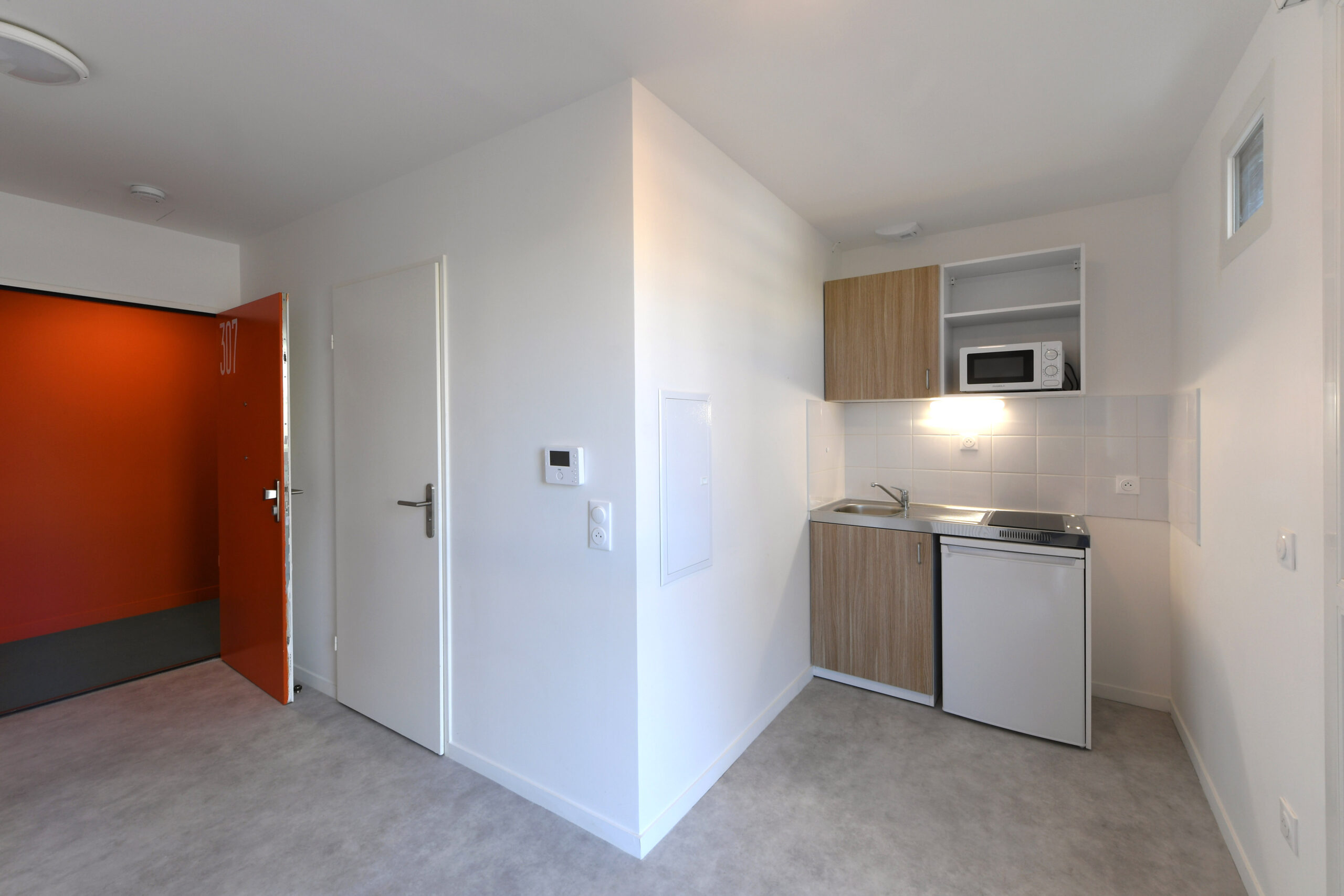 Kitchenette rénovée d’un logement de la résidence étudiante Chantemerle à Corbeil-Essonnes, le 3 juin 2024