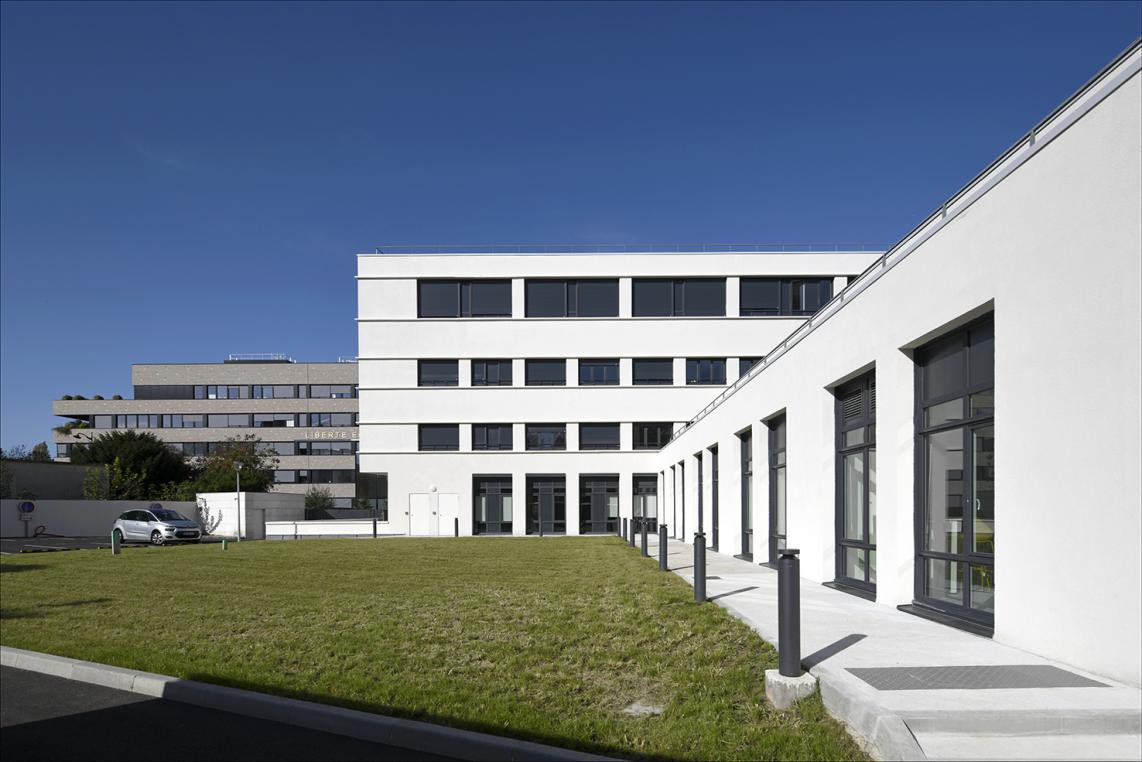 Résidence étudiante et EICSP à Corbeil-Essonnes, vue extérieure de l’ensemble transformé en octobre 2024