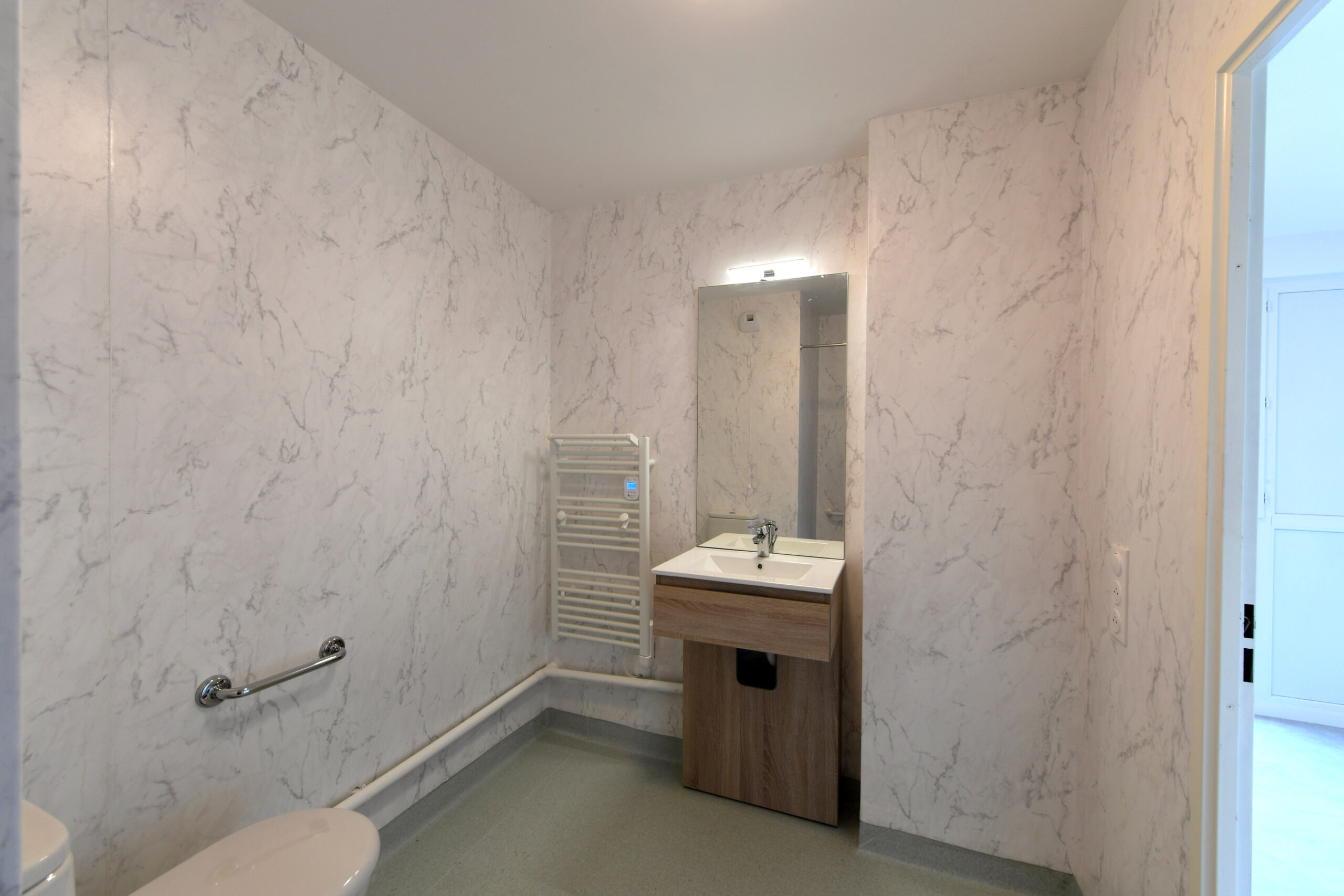Salle de bains rénovée de la résidence étudiante avenue de Chantemerle à Corbeil-Essonnes, le 3 juin 2024