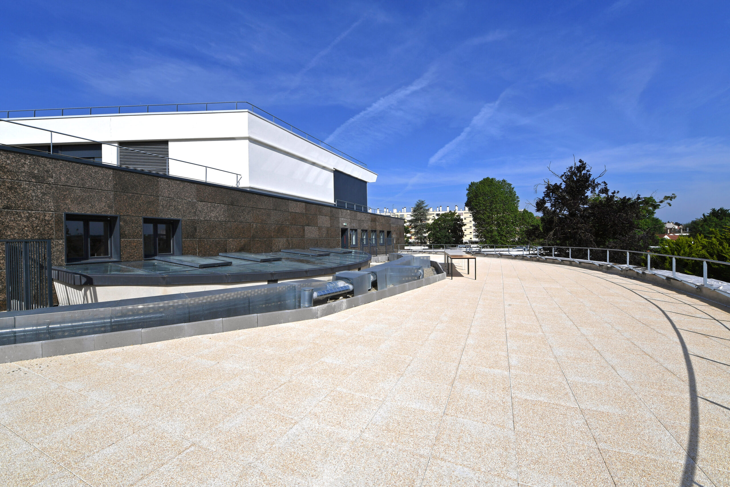 Terrasse rénovée de la résidence étudiante Chantemerle à Corbeil-Essonnes, le 3 juin 2024