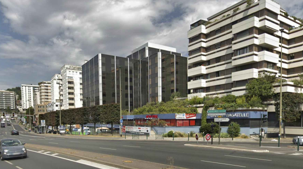 Immeuble de bureaux et commerces des Bourets à Suresnes avant sa transformation, en décembre 2024