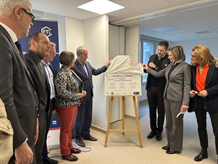 Dévoilement de la plaque lors de l’inauguration de la résidence Les Roses à Combs-la-Ville, le 11 décembre 2024