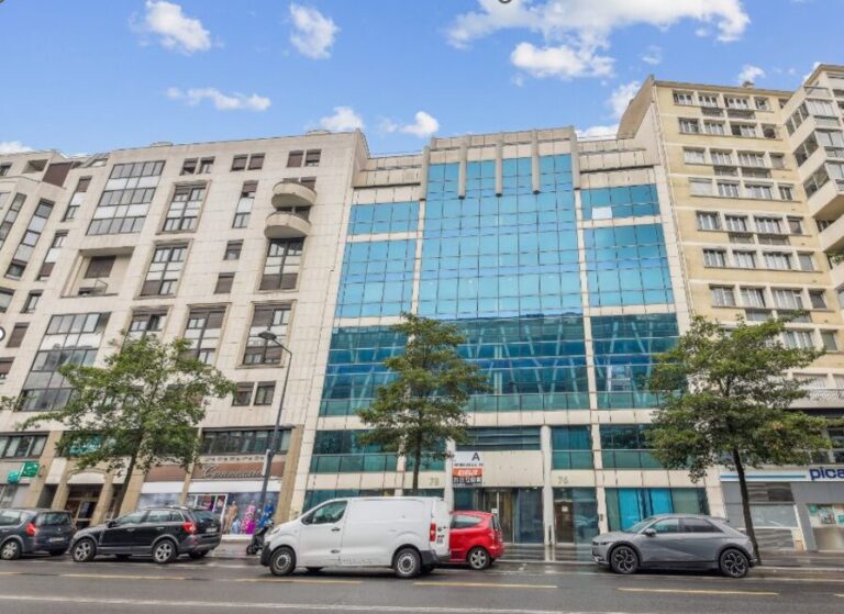 Façade de l’immeuble de bureaux Fontainebleau au Kremlin-Bicêtre avant sa transformation, en novembre 2024