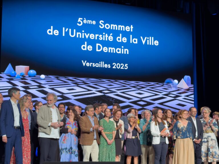 Participants réunis sur scène au 5e Sommet de l’Université de la Ville de Demain à Versailles, le 13 juin 2025