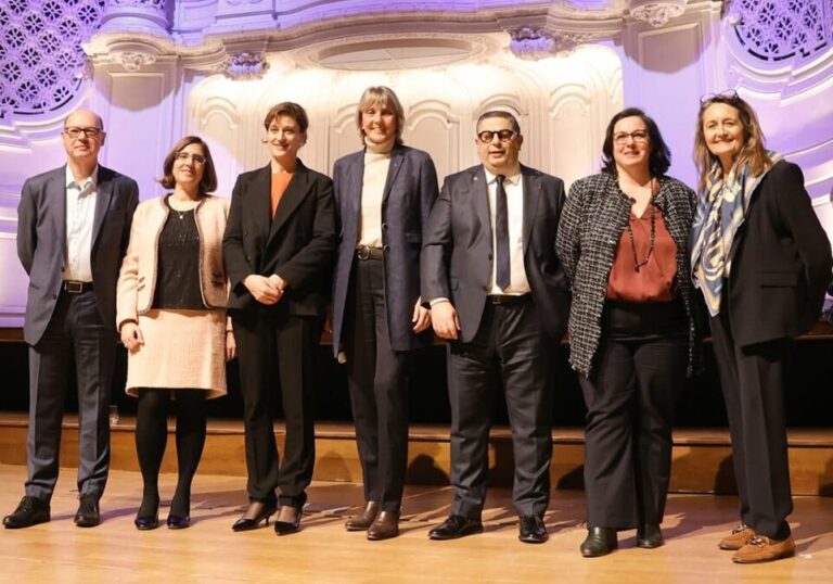 Sept personnes posant sur scène lors des vœux 2025 d’Action Logement