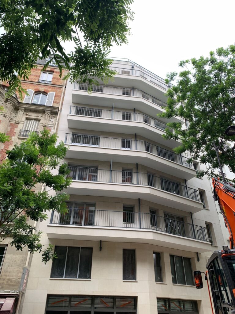 Façade de l’immeuble après transformation d’un garage en logements familiaux, en août 2025
