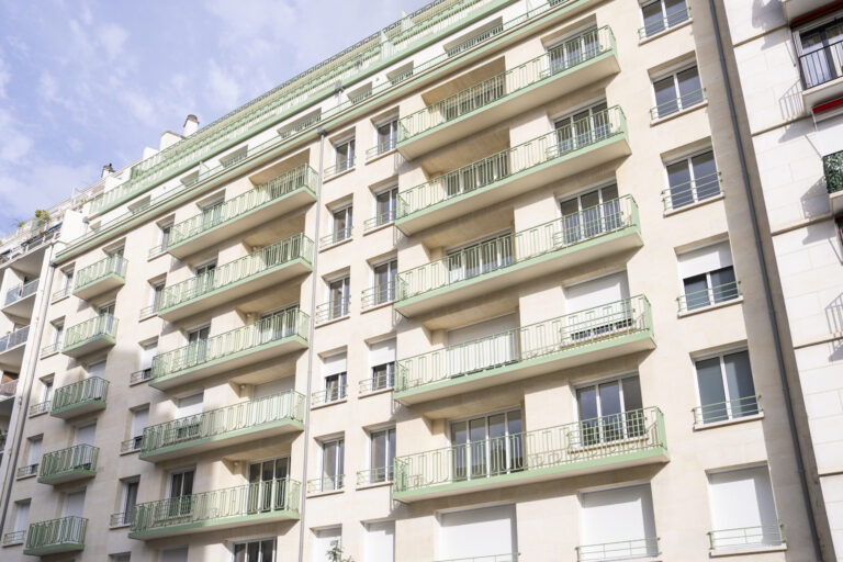 Façade de l’opération livrée au 7-9 rue des Frères Morane à Paris 15e, en août 2025