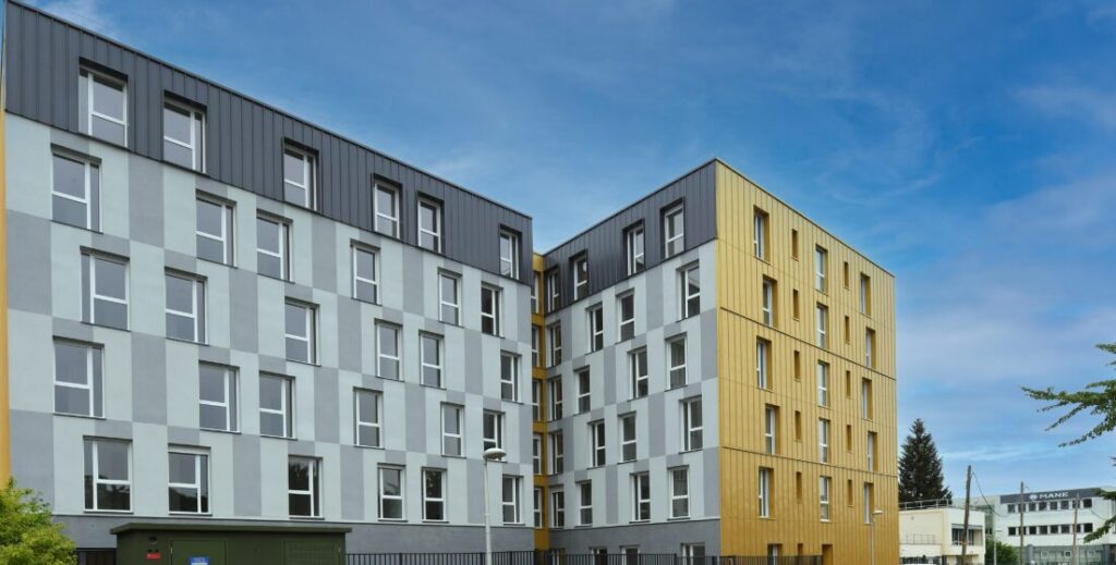 Résidence étudiante issue de la réhabilitation d’anciens bureaux à Noisiel, aux façades grise et jaune