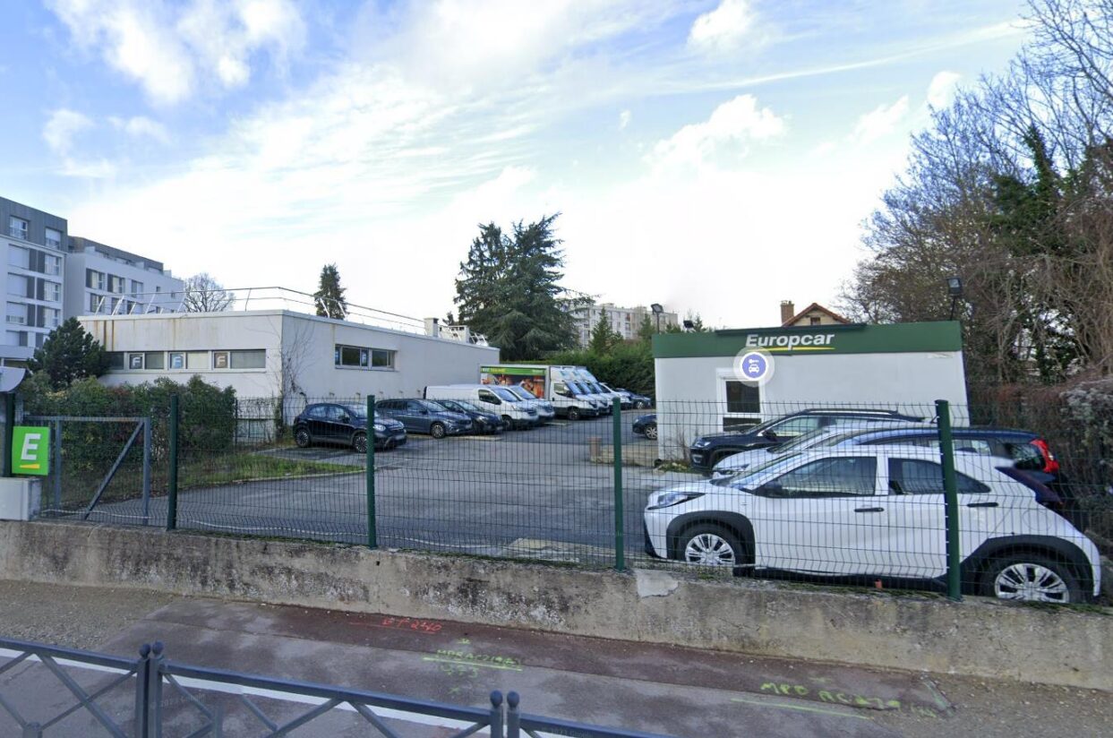 Immeuble de bureaux et local commercial avant leur transformation en résidence étudiante, en octobre 2025