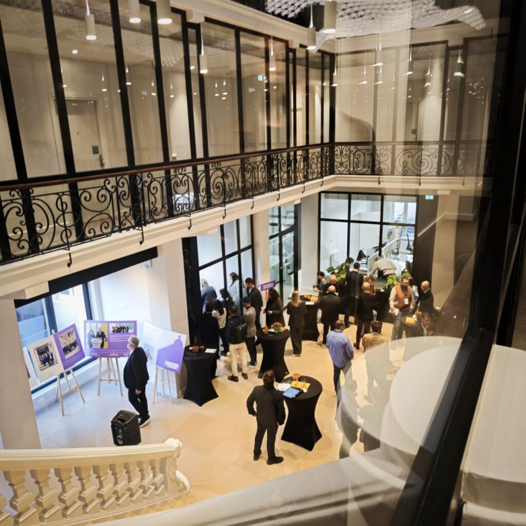Invités réunis dans l’atrium lors de l’inauguration de la Résidence Étudiante Pasteur à Metz, en octobre 2025
