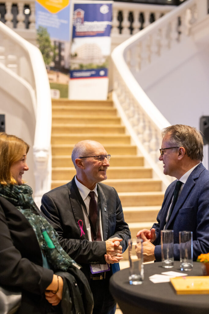 Invités échangeant lors de l’inauguration de la Résidence Étudiante Pasteur à Metz, le 22 octobre 2025