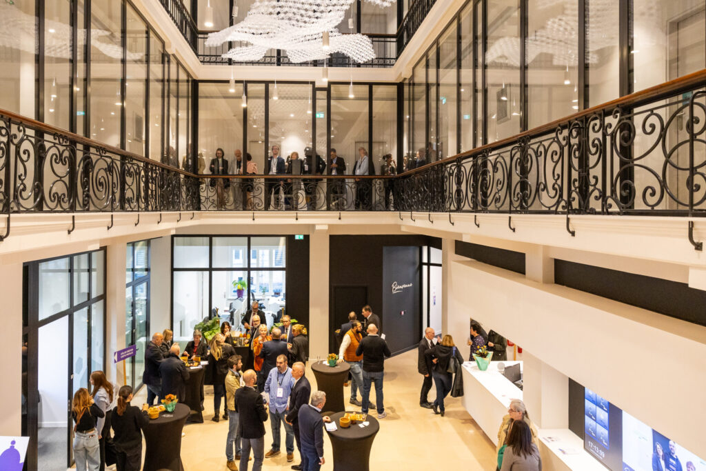 Invités réunis dans l’atrium lors de l’inauguration de la résidence étudiante Pasteur à Metz, en octobre 2025